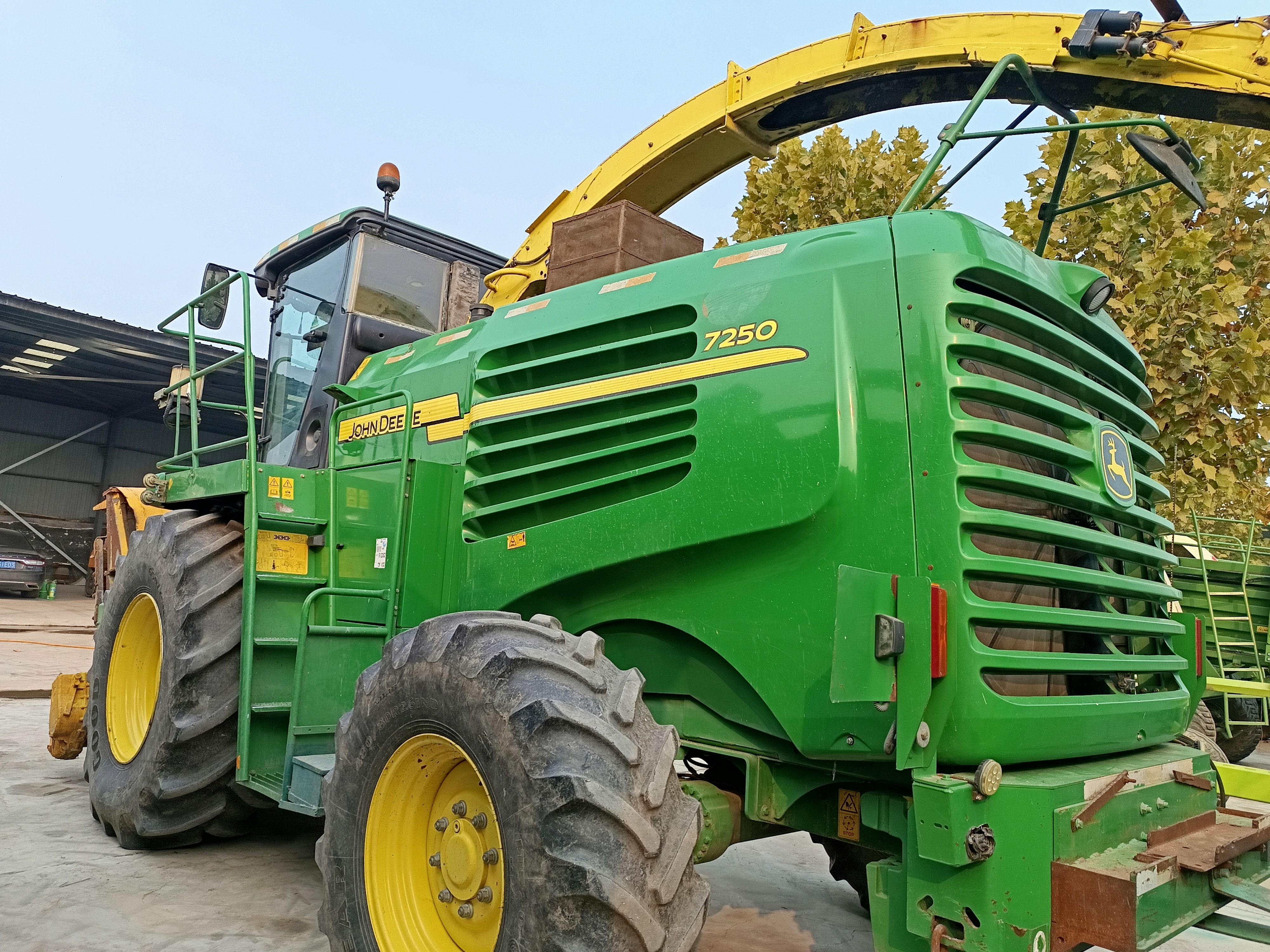 John Deere 7250 Self Propelled Forage Harvester, 375 Horse Power, with Kemper 445 header , in good working condition, ready for field work.