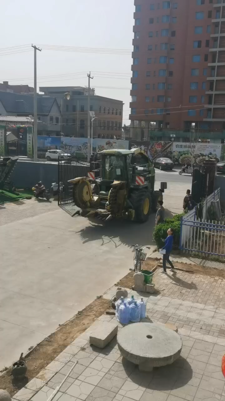 John Deere 6850 Self Propelled Forage Harvester