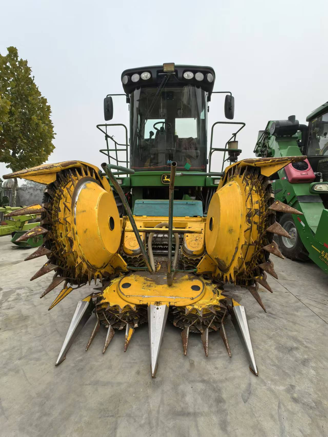John Deere 7250 Self Propelled Forage Harvester, 375 Horse Power, with Kemper 445 header , in good working condition, ready for field work.
