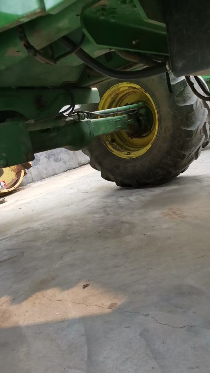 John Deere 7250 Self Propelled Forage Harvester, 375 Horse Power, with Kemper 445 header , in good working condition, ready for field work.