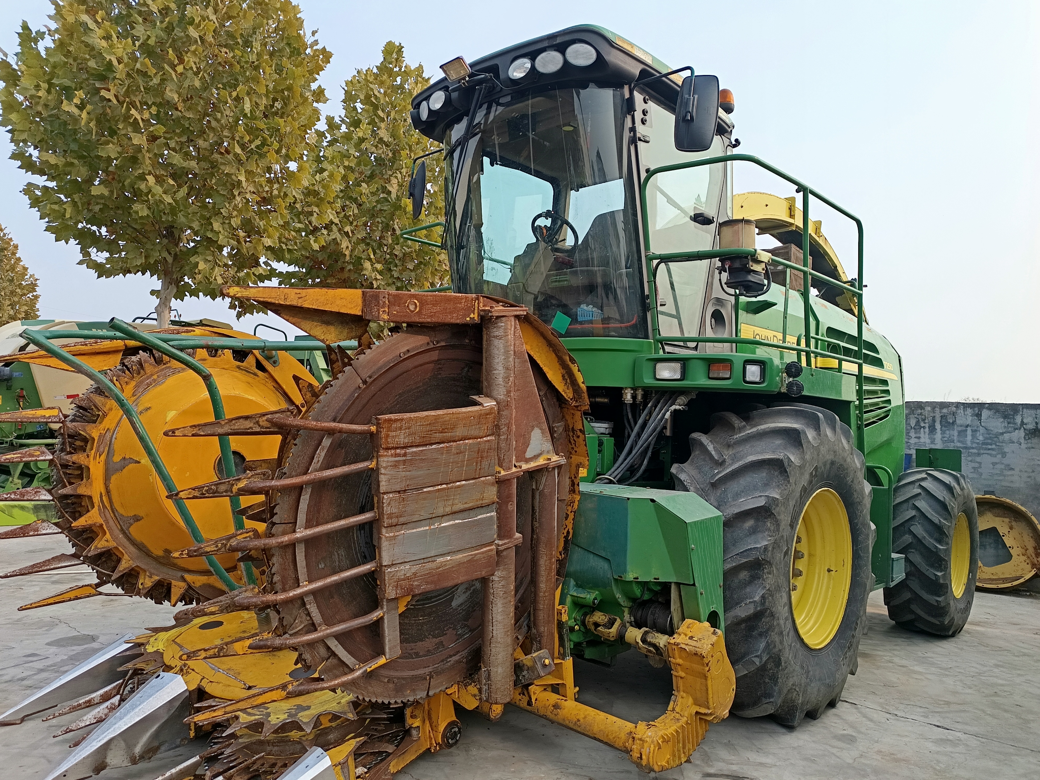 John Deere 7250 Self Propelled Forage Harvester, 375 Horse Power, with Kemper 445 header , in good working condition, ready for field work.
