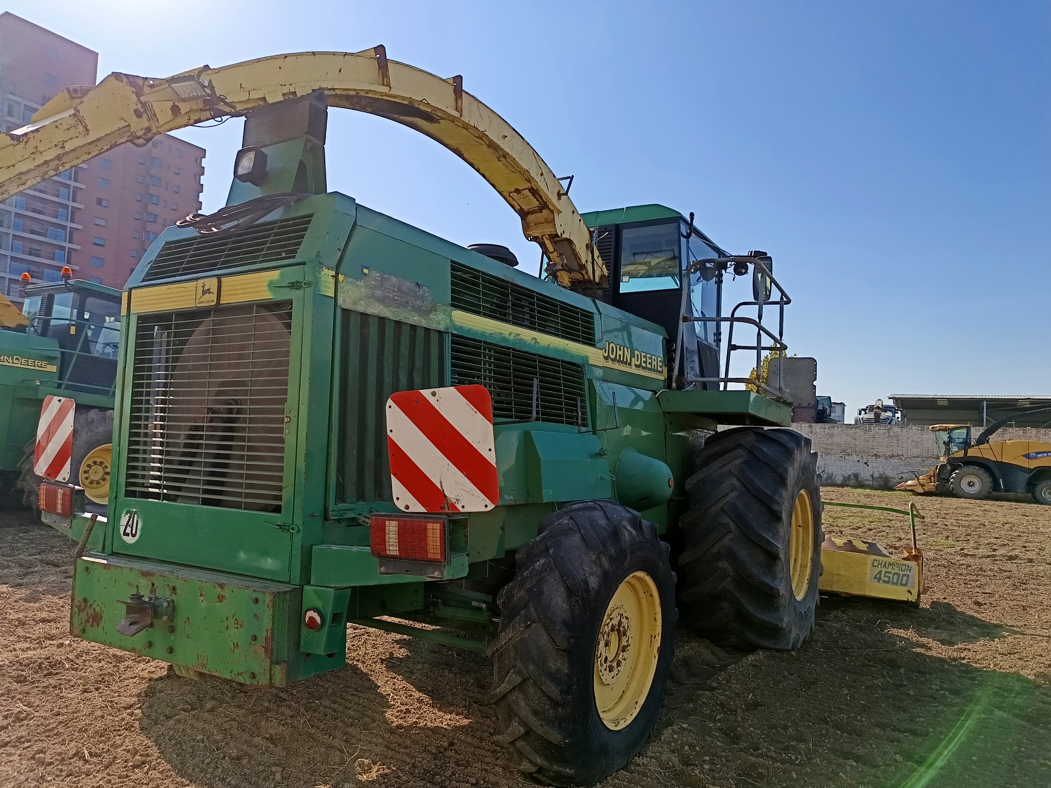 John Deere 6850 Self Propelled Forage Harvester
