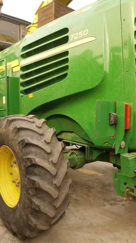 John Deere 7250 Self Propelled Forage Harvester, 375 Horse Power, with Kemper 445 header , in good working condition, ready for field work.
