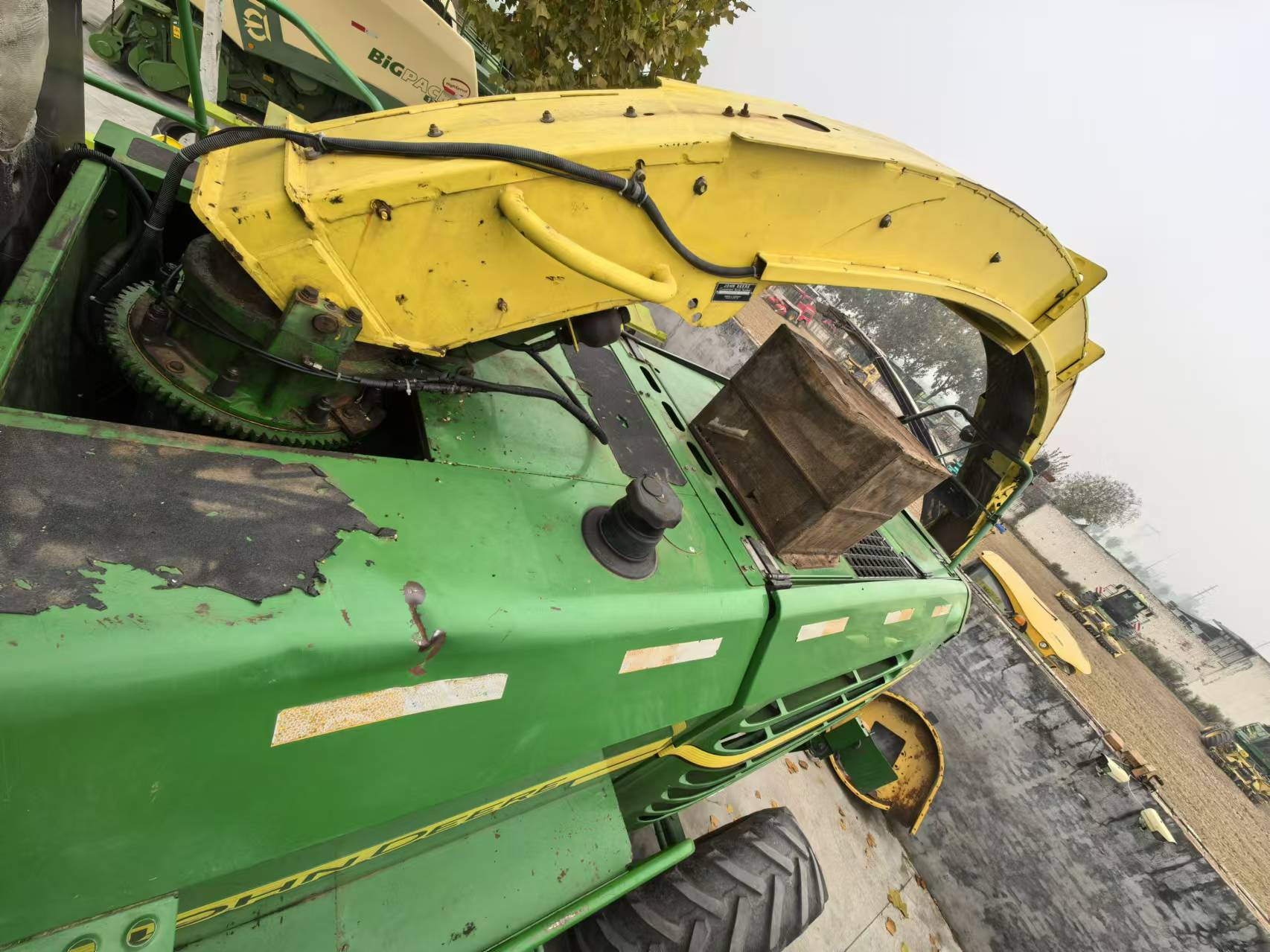 John Deere 7250 Self Propelled Forage Harvester, 375 Horse Power, with Kemper 445 header , in good working condition, ready for field work.
