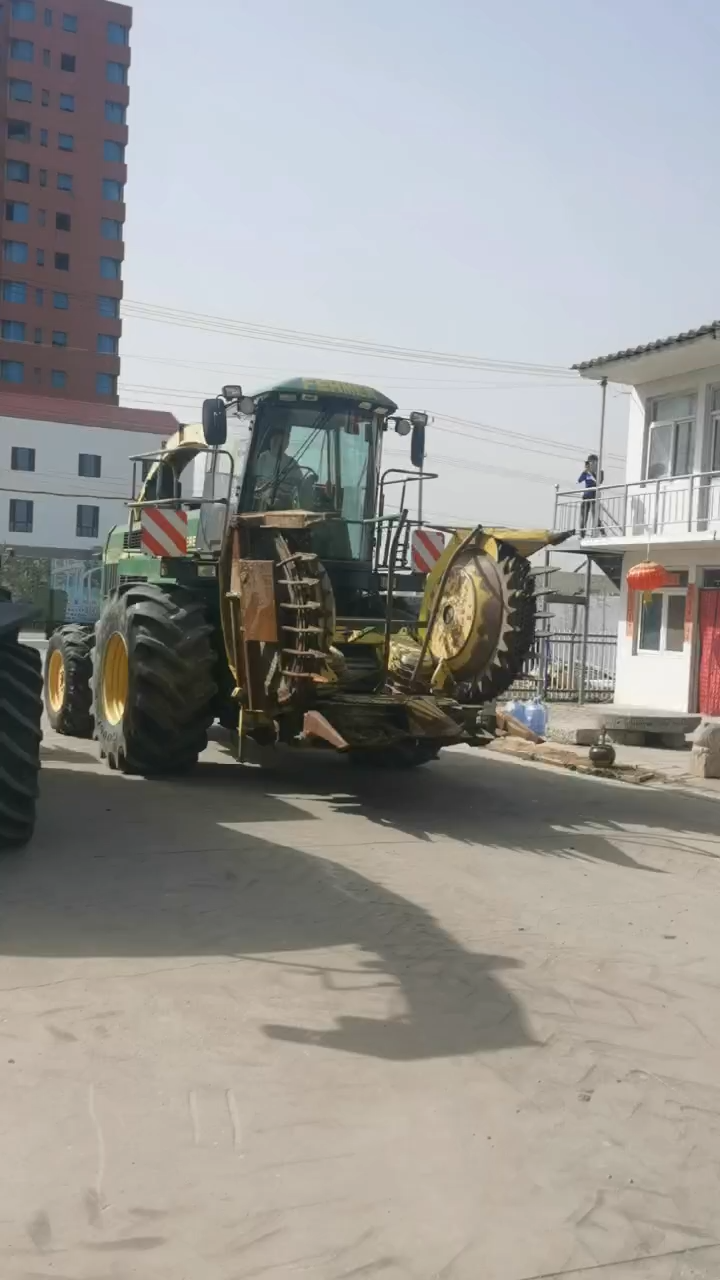 John Deere 6850 Self Propelled Forage Harvester