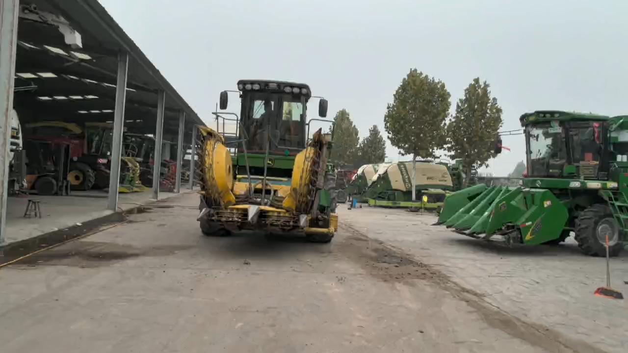 John Deere 7250 Self Propelled Forage Harvester, 375 Horse Power, with Kemper 445 header , in good working condition, ready for field work.
