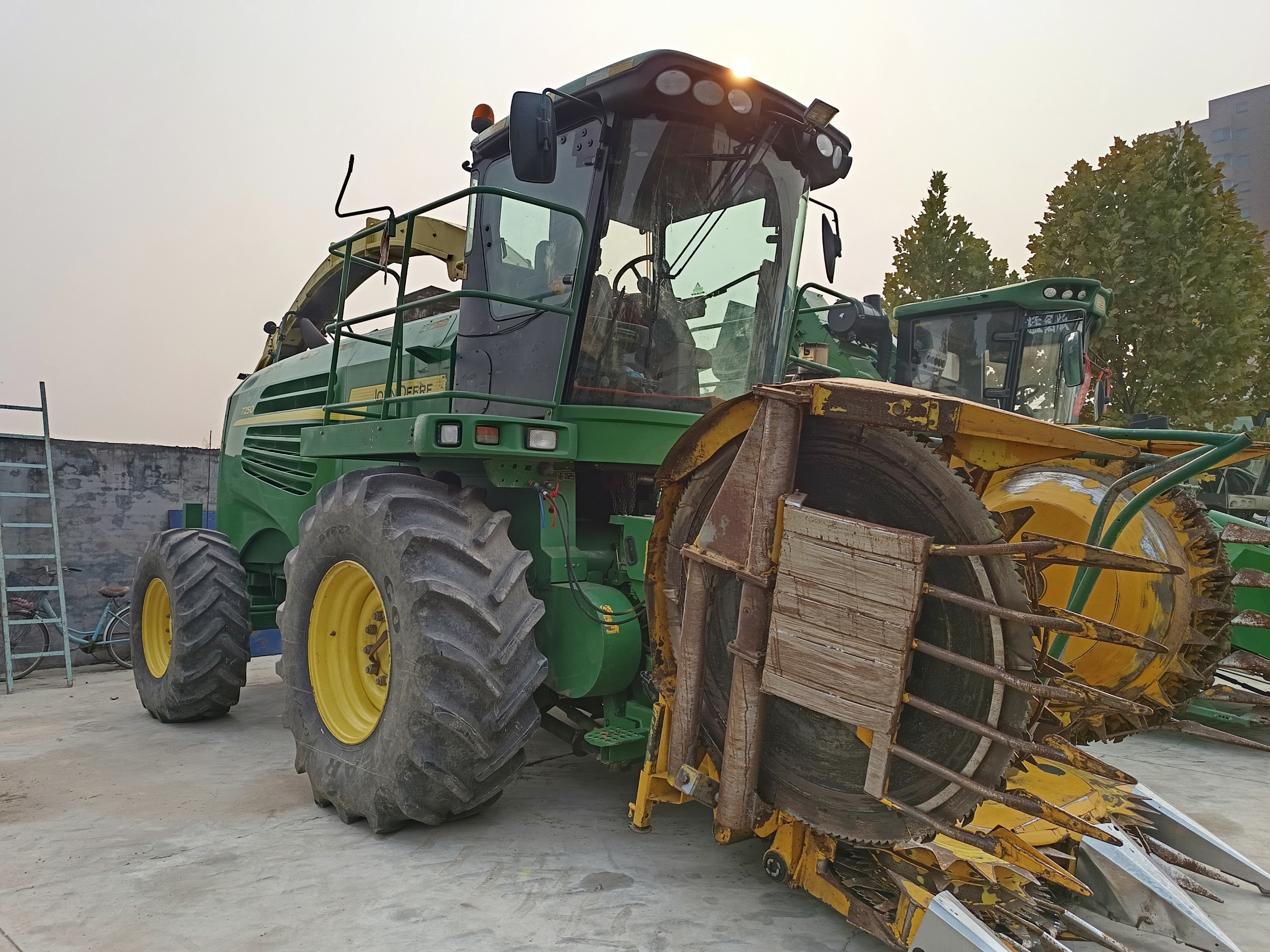 John Deere 7250 Self Propelled Forage Harvester, 375 Horse Power, with Kemper 445 header , in good working condition, ready for field work.