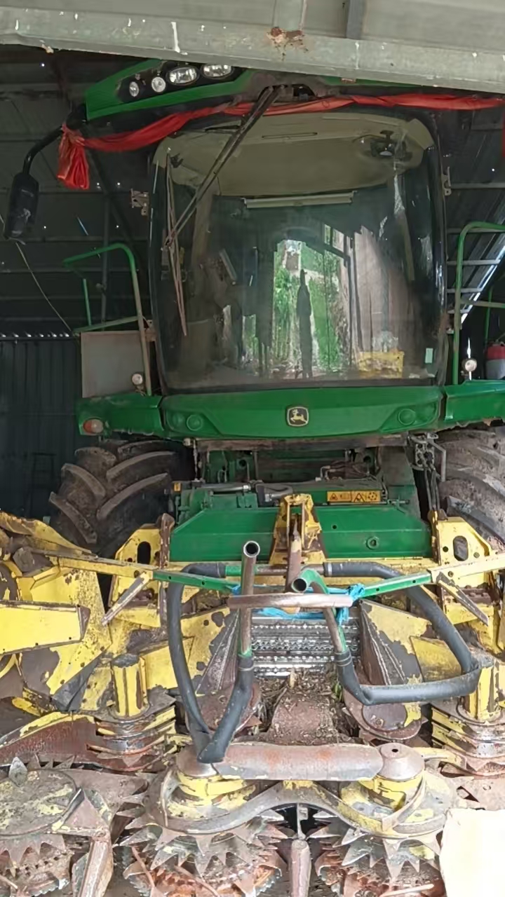 John Deere 8300  Self Propelled Forage Harvester Model Year 2016