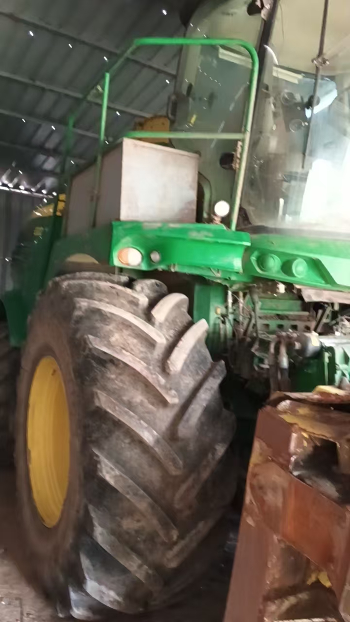 John Deere 8300  Self Propelled Forage Harvester Model Year 2016