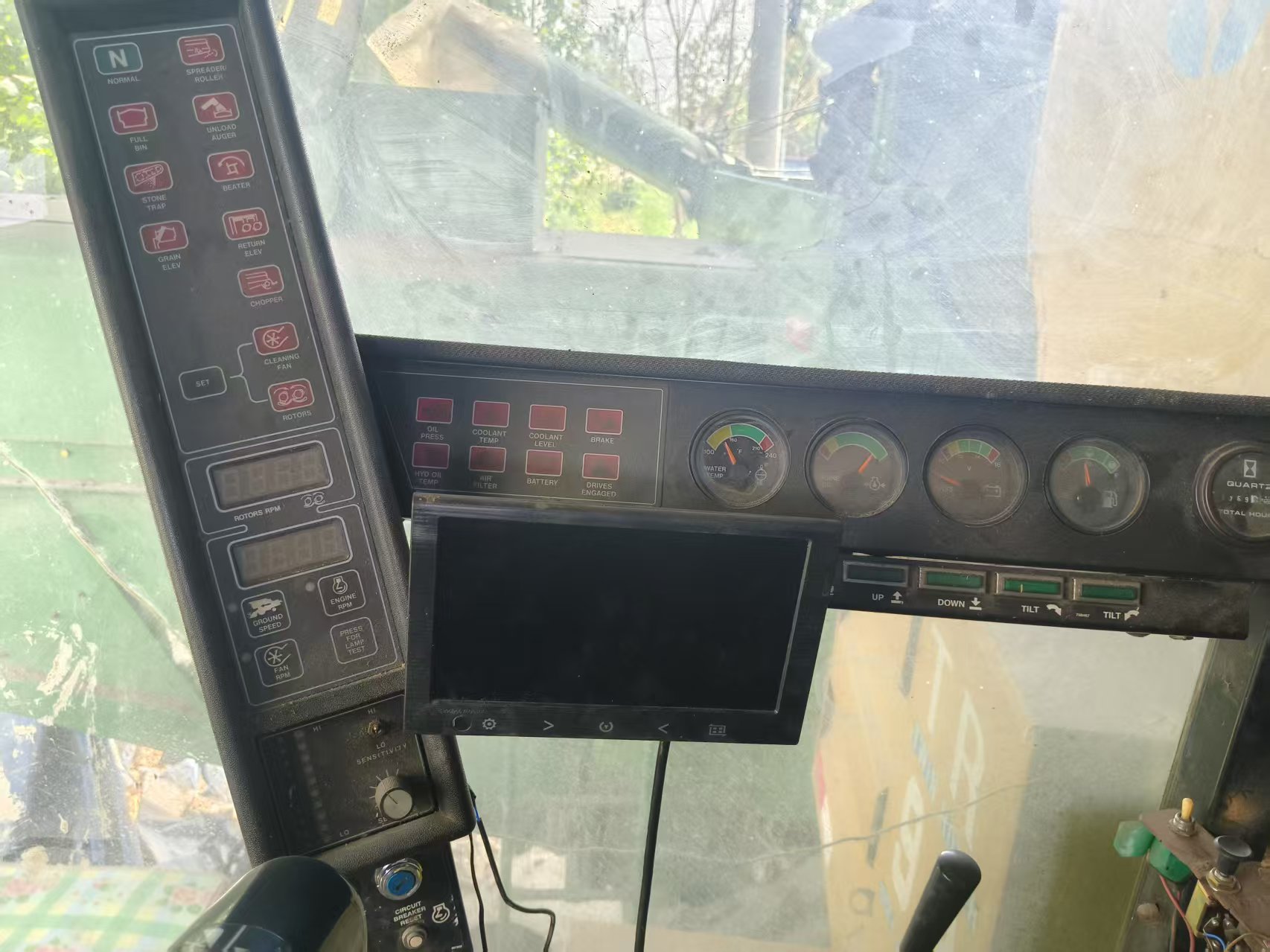 Newholland TR98 harvester in good condition for sale