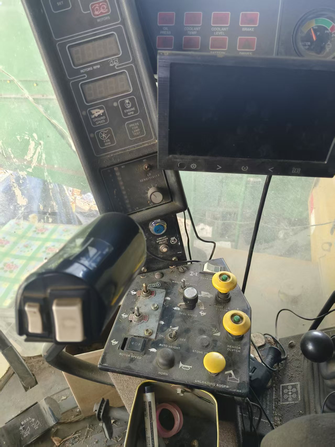 Newholland TR98 harvester in good condition for sale