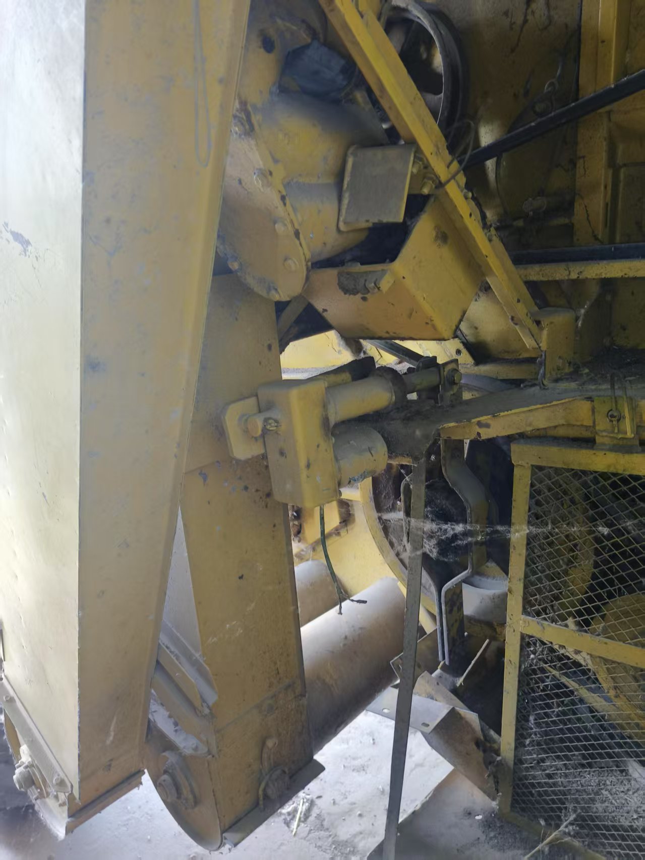 Newholland TR98 harvester in good condition for sale