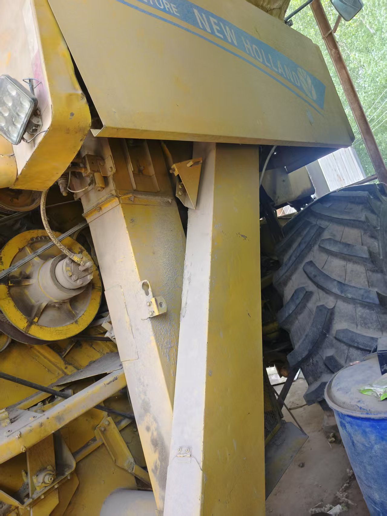 Newholland TR98 harvester in good condition for sale