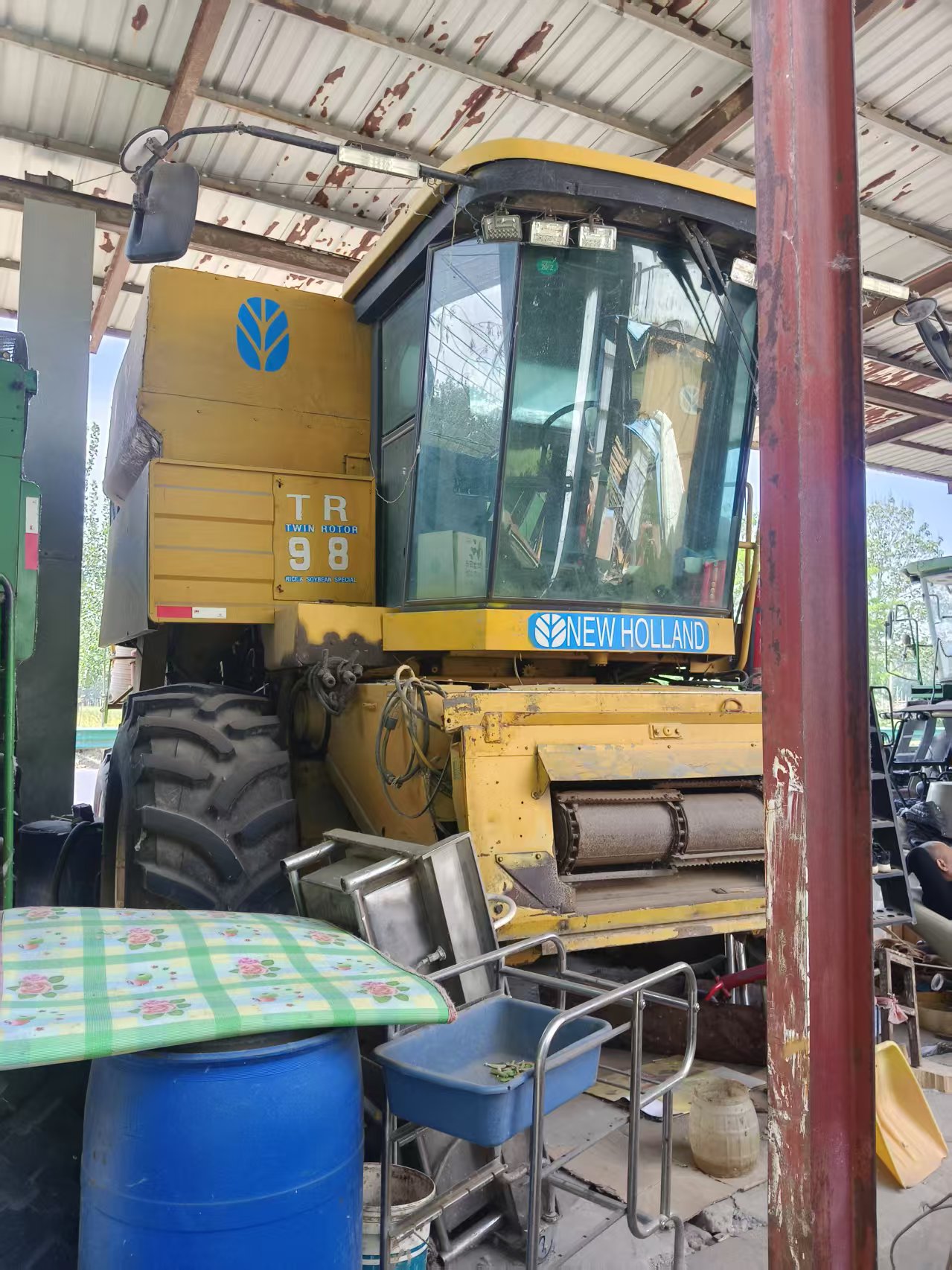 Newholland TR98 harvester in good condition for sale