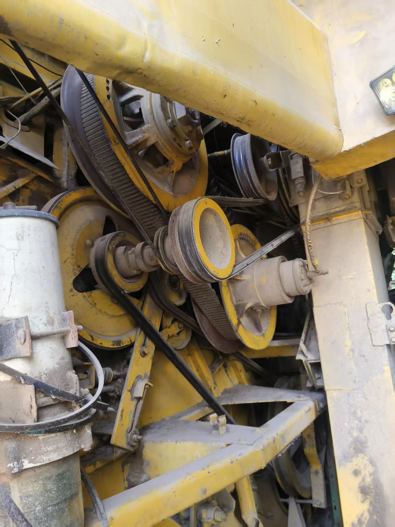 Newholland TR98 harvester in good condition for sale