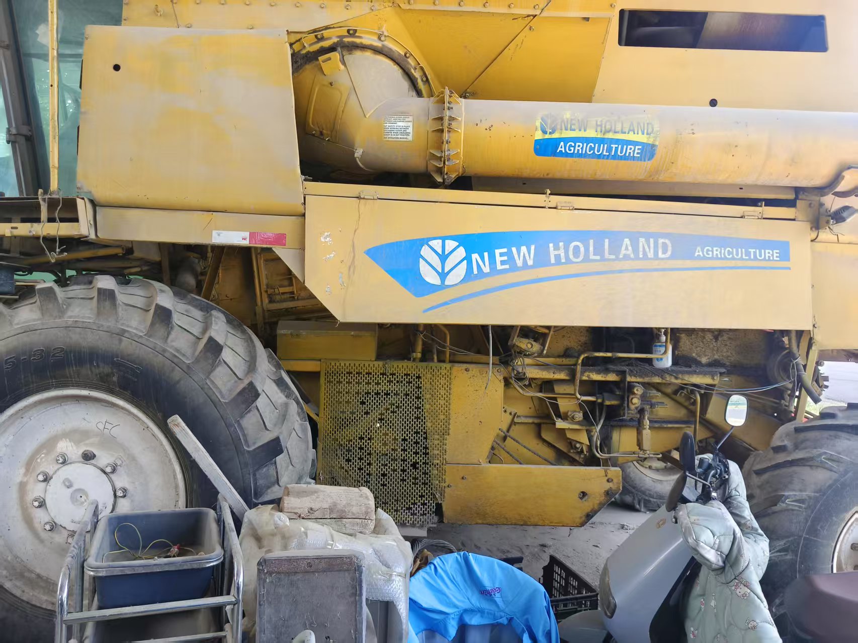 Newholland TR98 harvester in good condition for sale