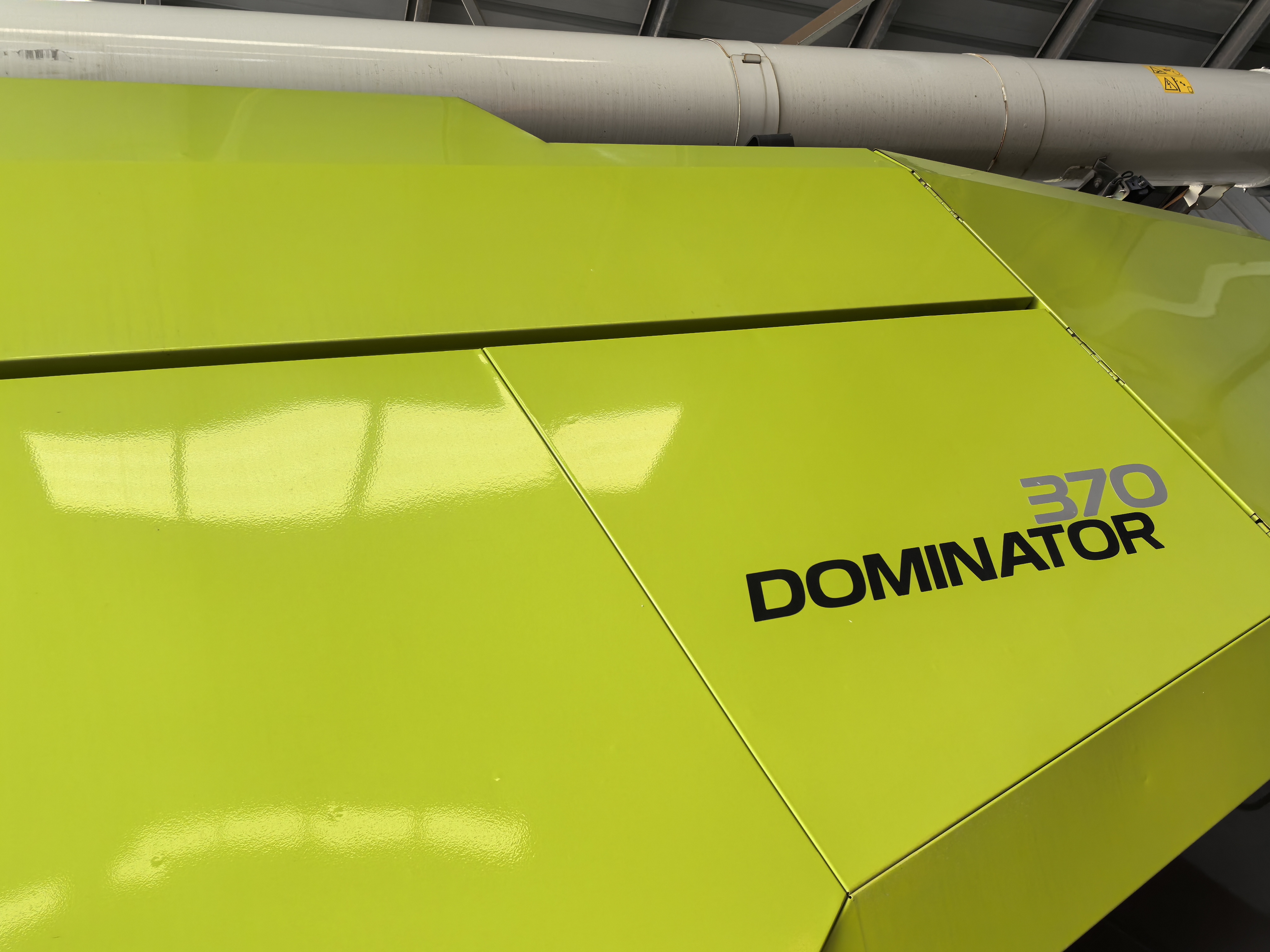 New Claas Dominator Combine Harvester 370  with 560 maize/wheat header for sale， special price for 998200 RMB