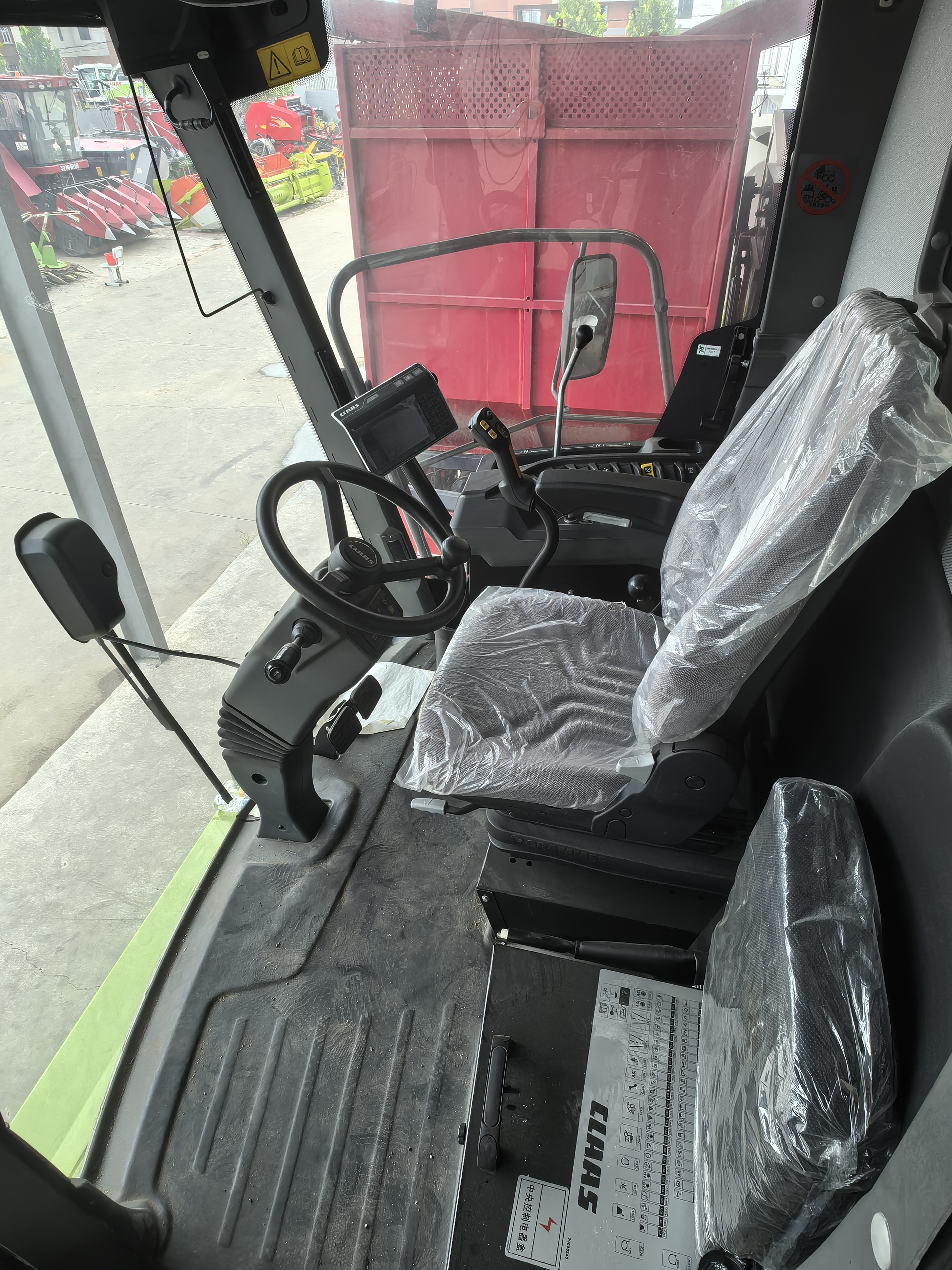 New Claas Dominator Combine Harvester 370  with 560 maize/wheat header for sale， special price for 998200 RMB