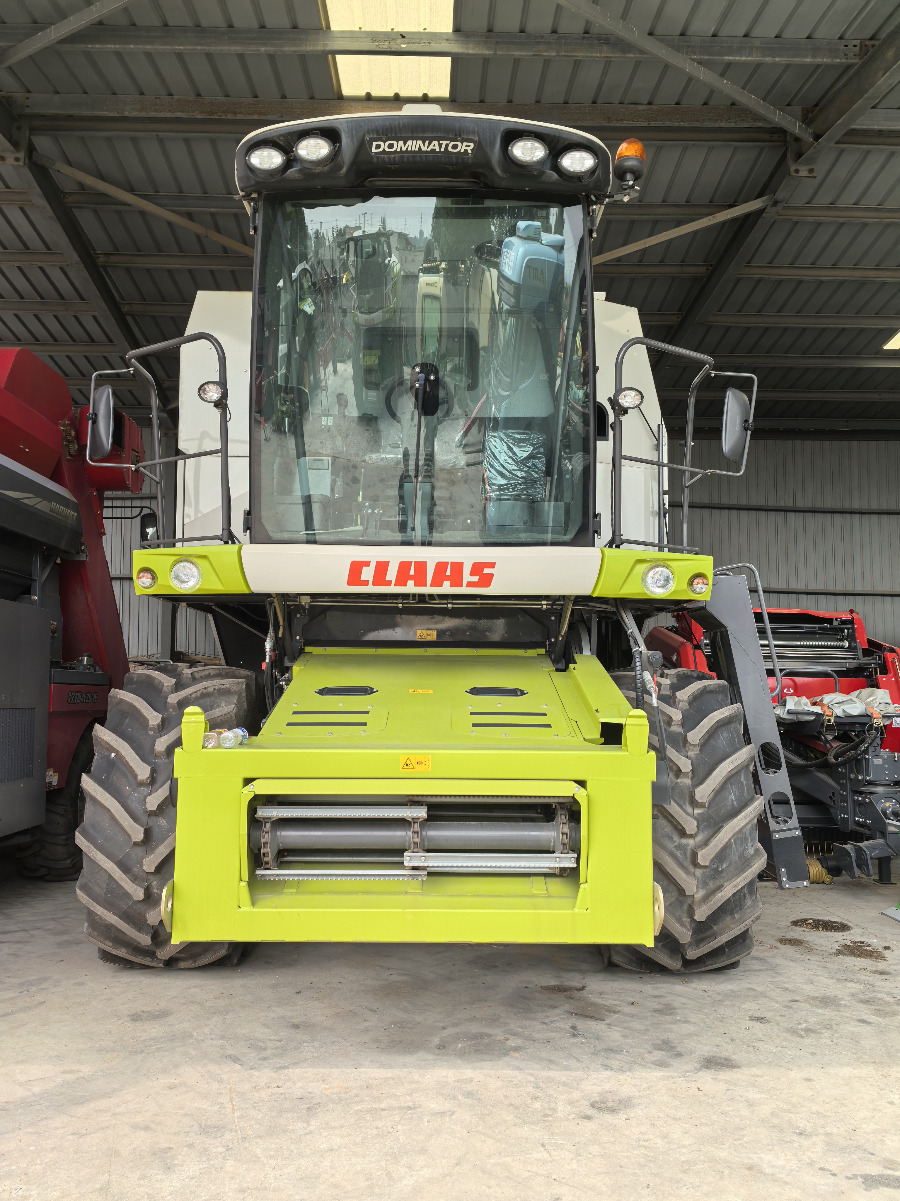 New Claas Dominator Combine Harvester 370  with 560 maize/wheat header for sale， special price for 998200 RMB