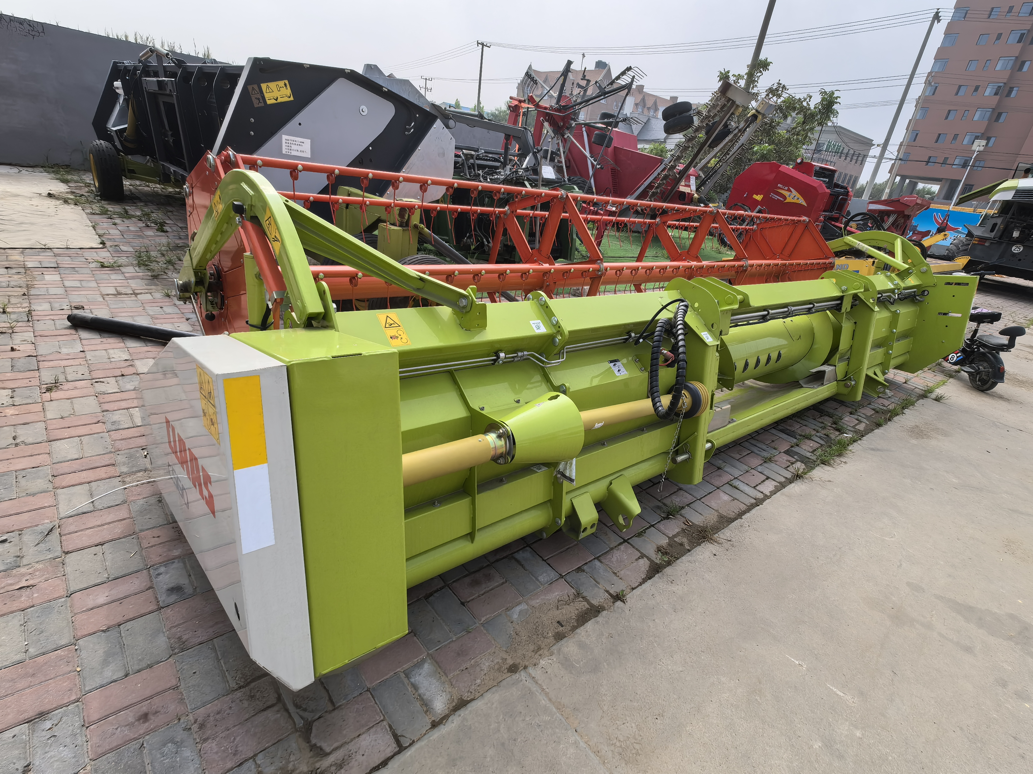New Claas Dominator Combine Harvester 370  with 560 maize/wheat header for sale， special price for 998200 RMB