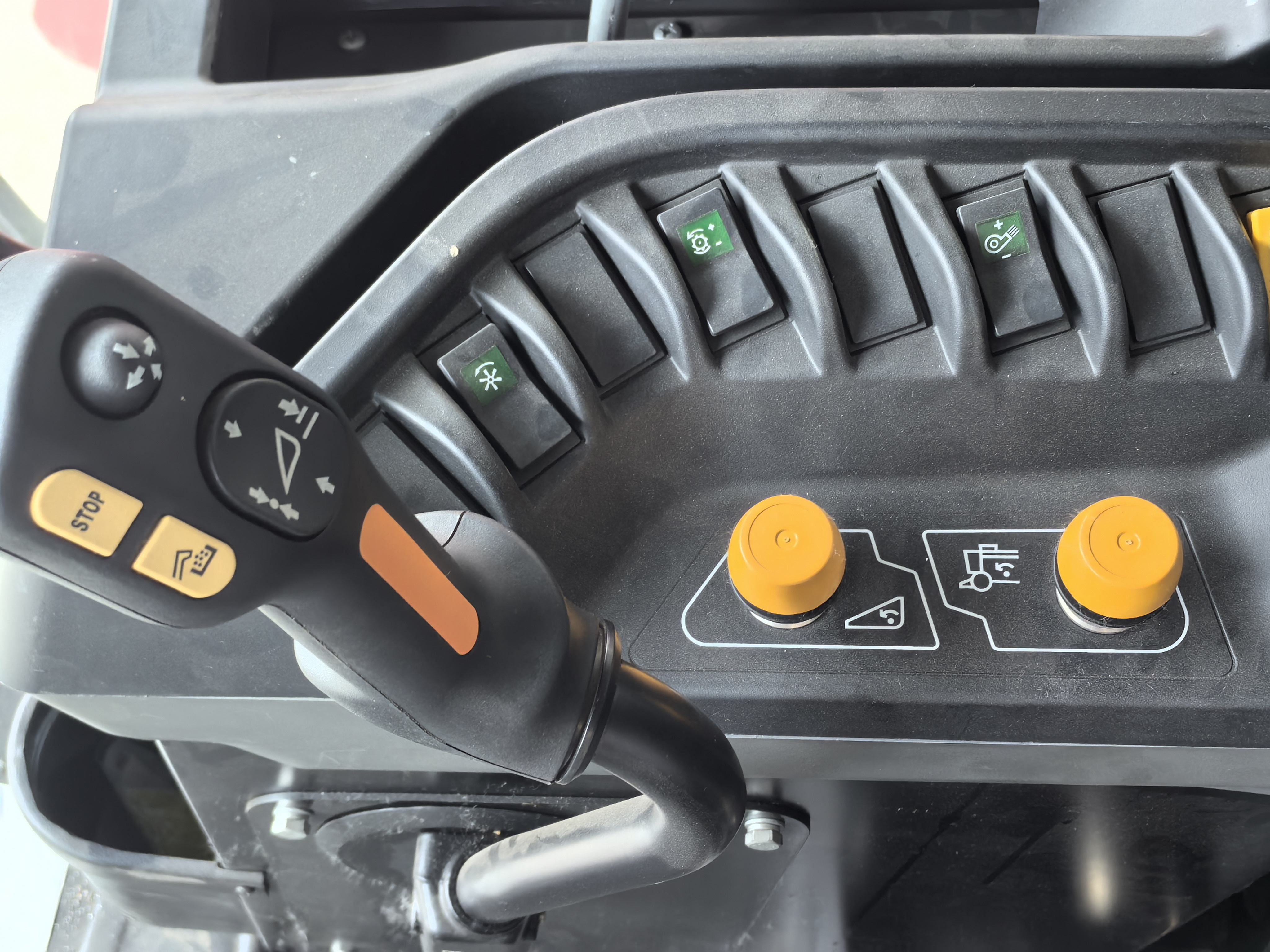 New Claas Dominator Combine Harvester 370  with 560 maize/wheat header for sale， special price for 998200 RMB