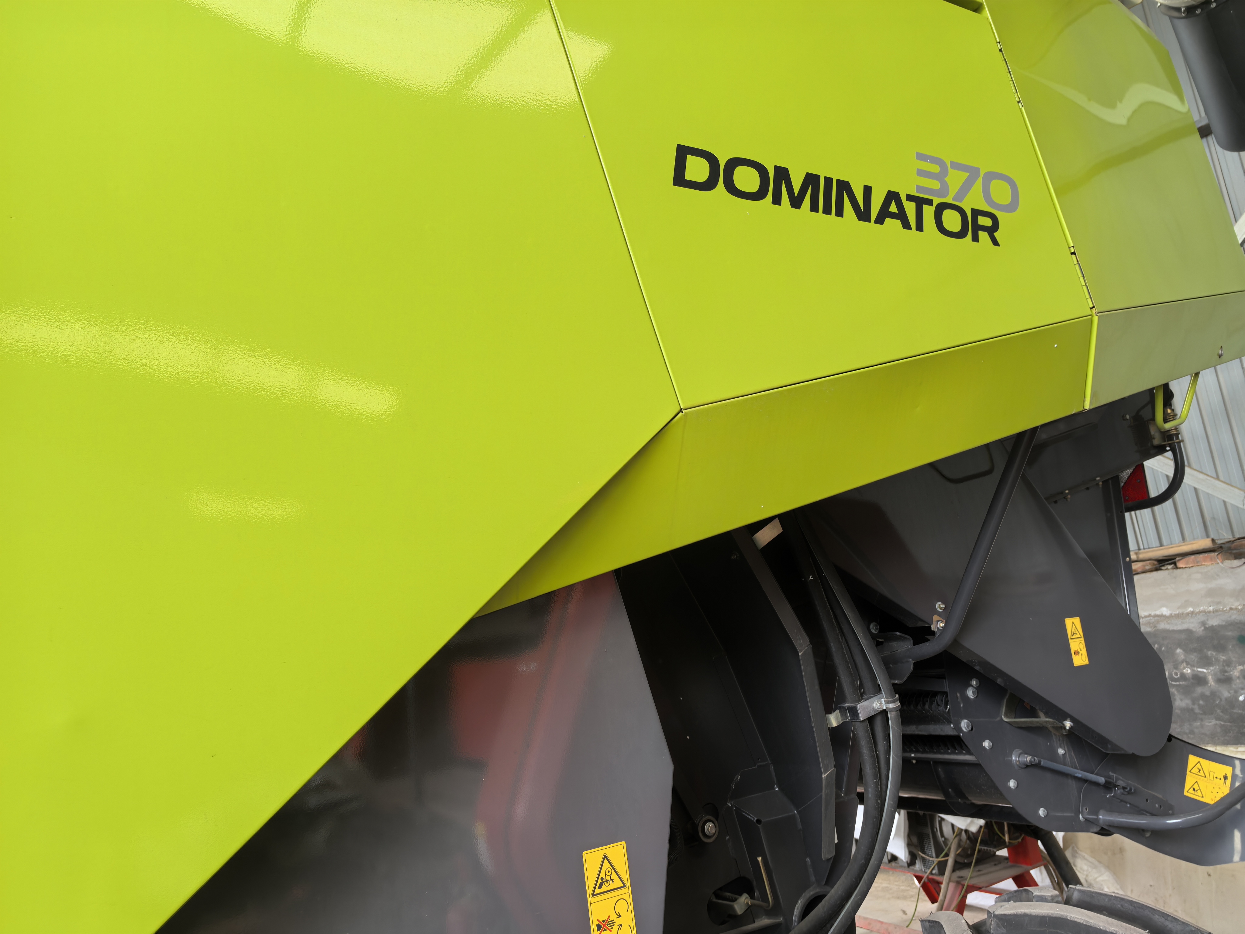 New Claas Dominator Combine Harvester 370  with 560 maize/wheat header for sale， special price for 998200 RMB