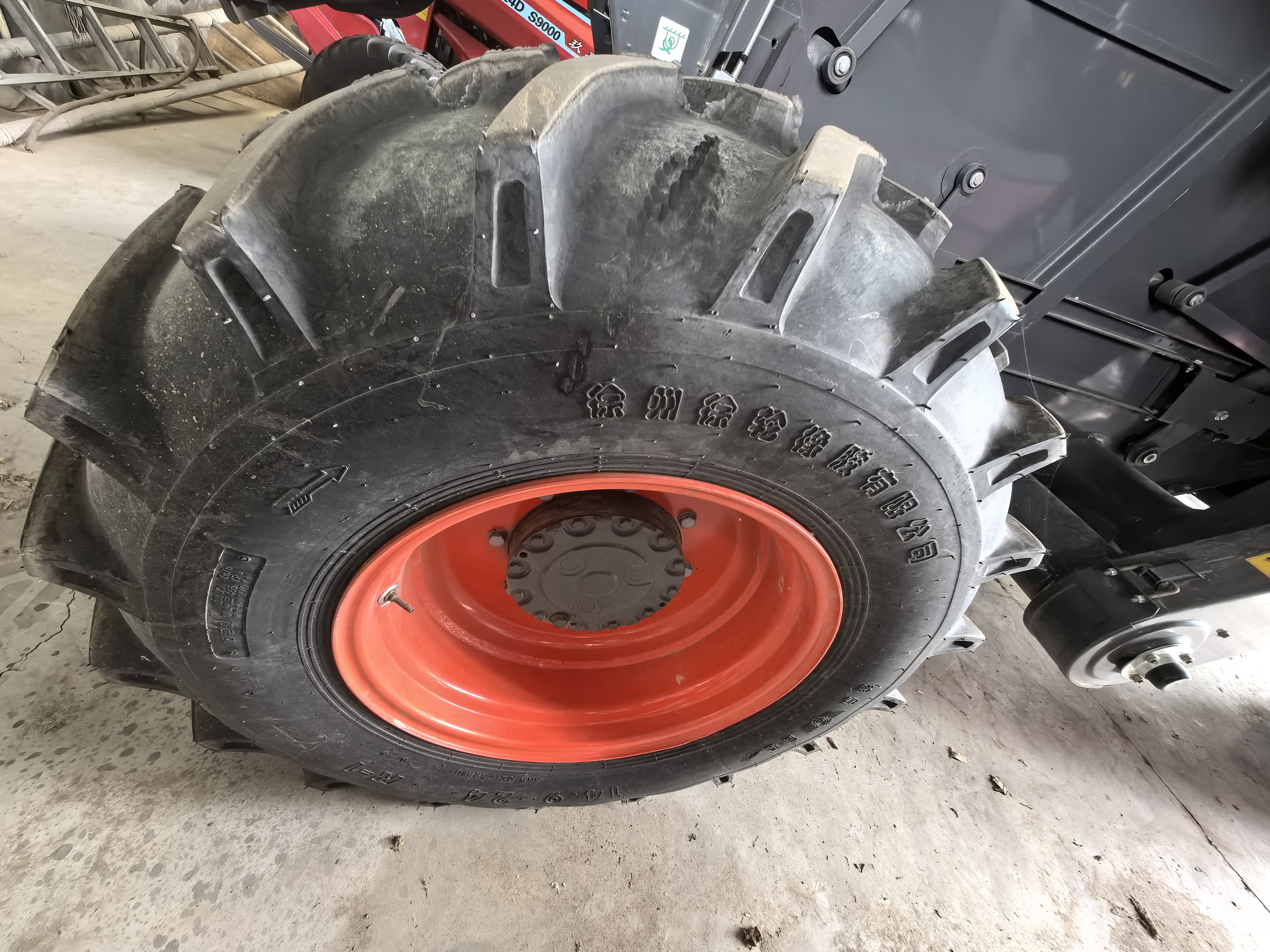 New Claas Dominator Combine Harvester 370  with 560 maize/wheat header for sale， special price for 998200 RMB