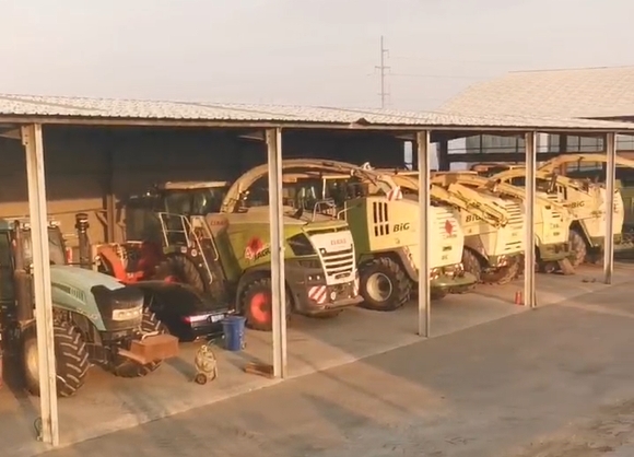 New Claas Dominator Combine Harvester 370  with 560 maize/wheat header for sale， special price for 998200 RMB