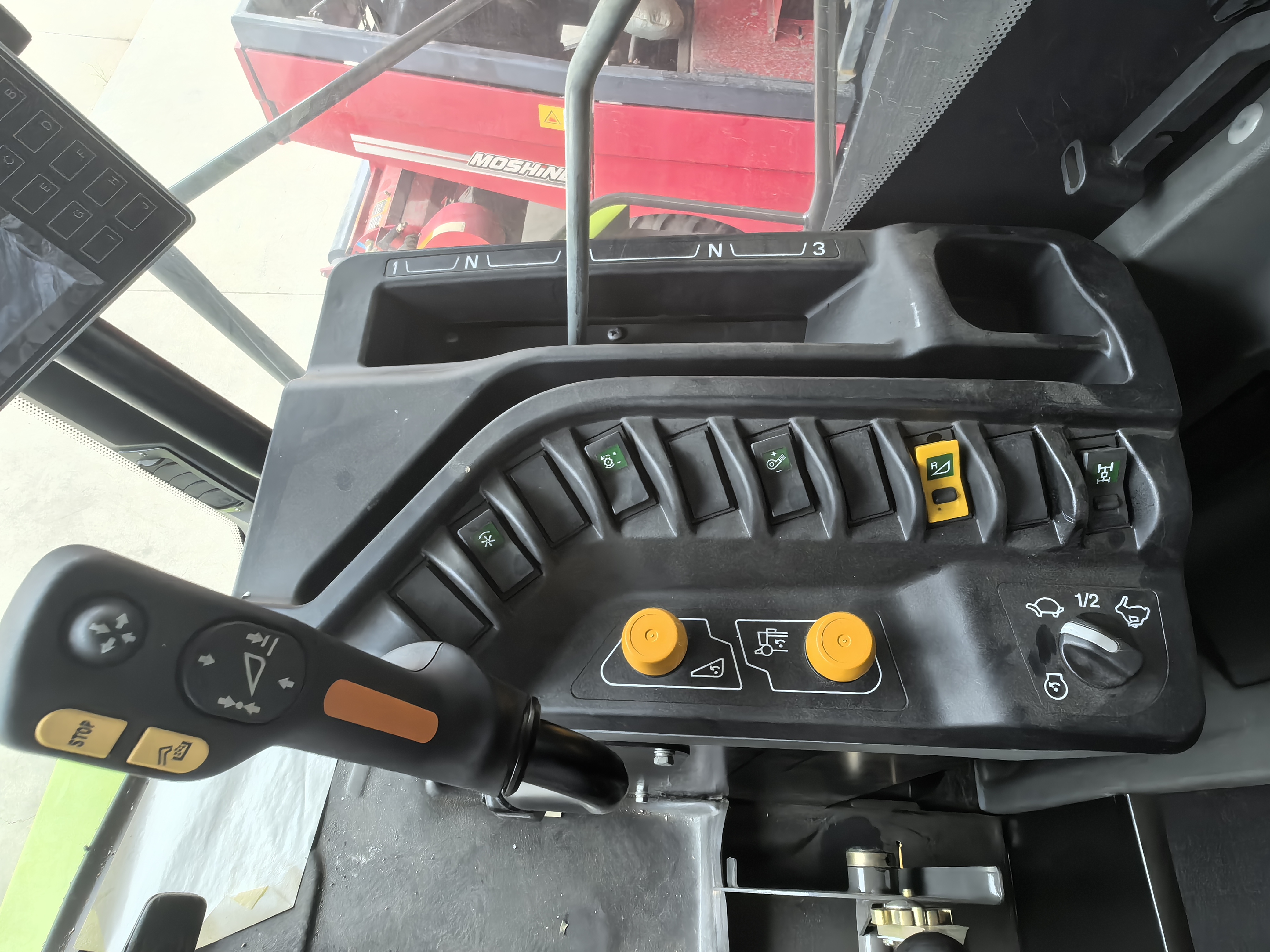 New Claas Dominator Combine Harvester 370  with 560 maize/wheat header for sale， special price for 998200 RMB