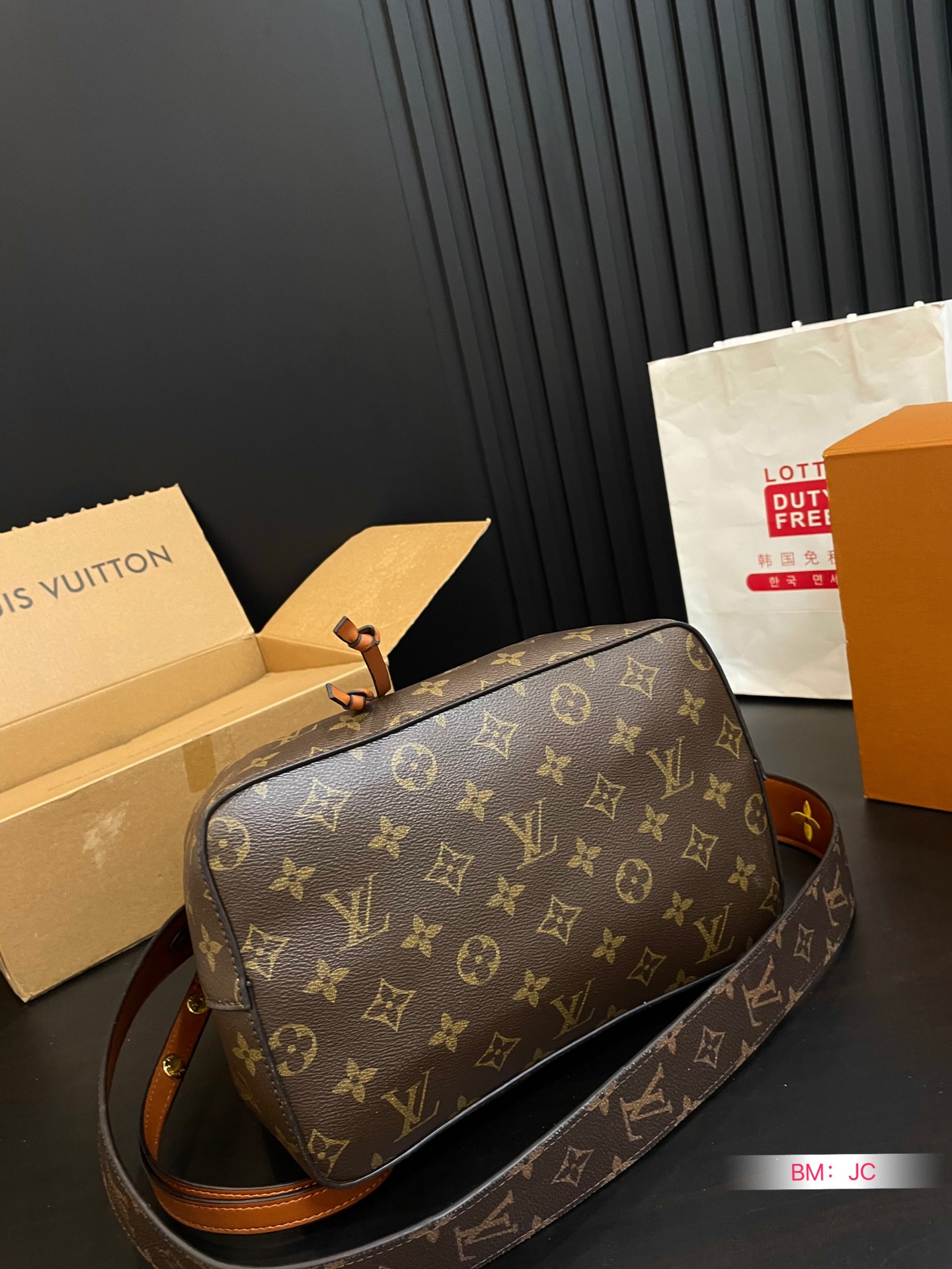 L design  NEONOE bucket leather bag