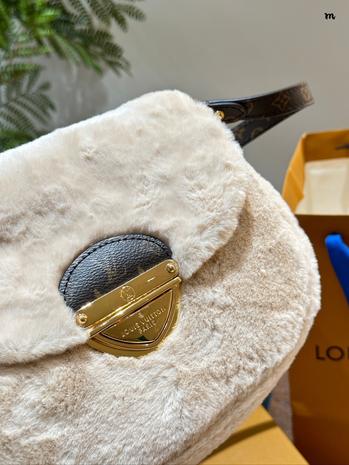 L design new ski series furry handbag