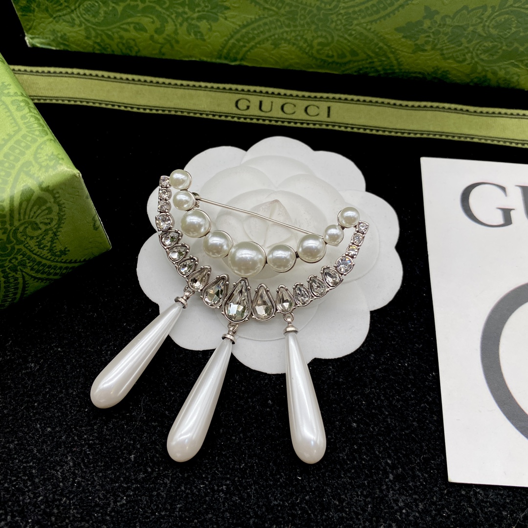 G design diamond brooch