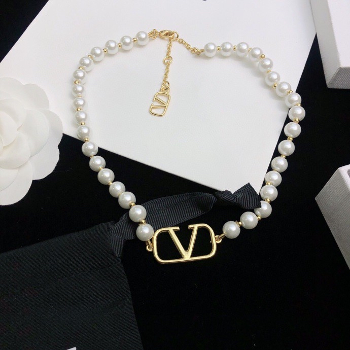 V styleMetal Logo Necklace with White Pearls