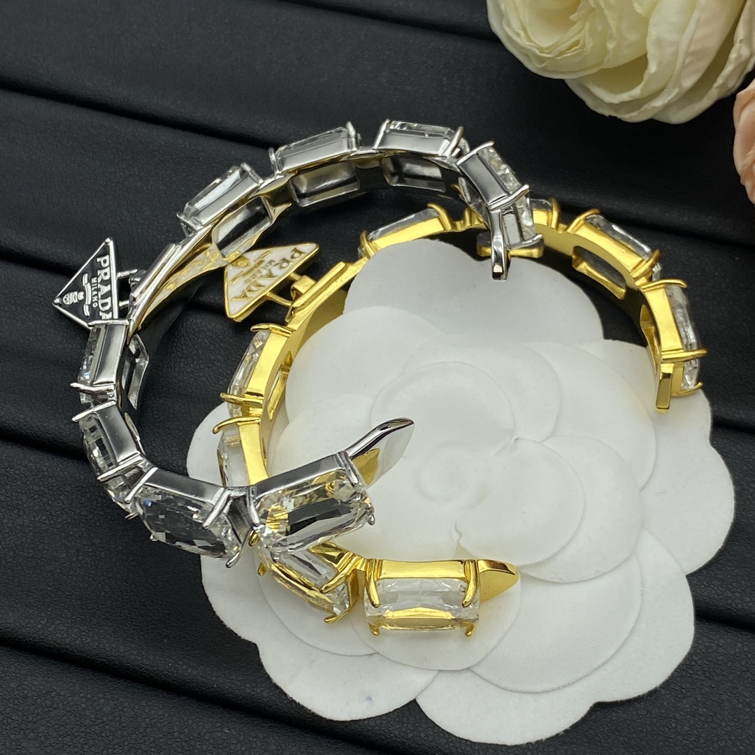 P design new metal bracelet