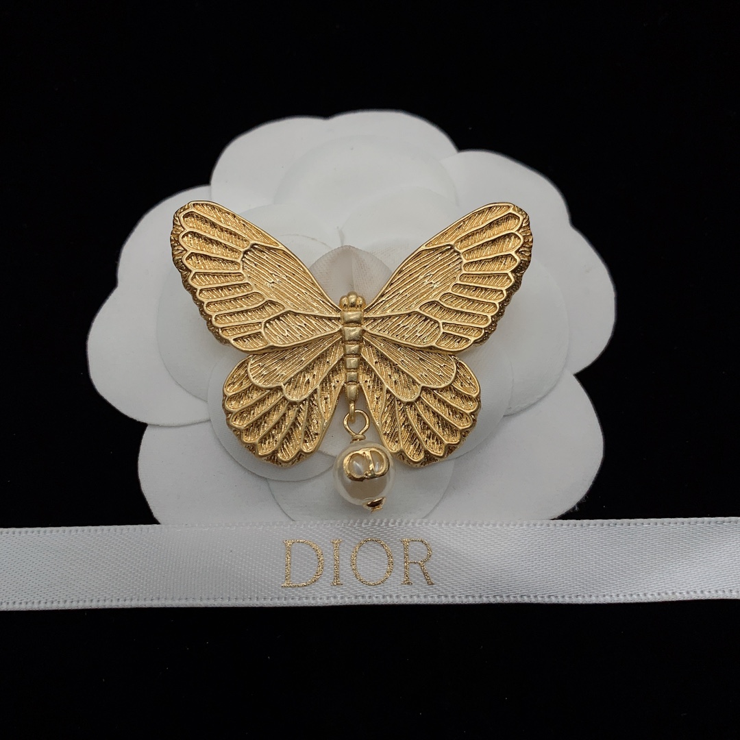 D designbow pearl brooch