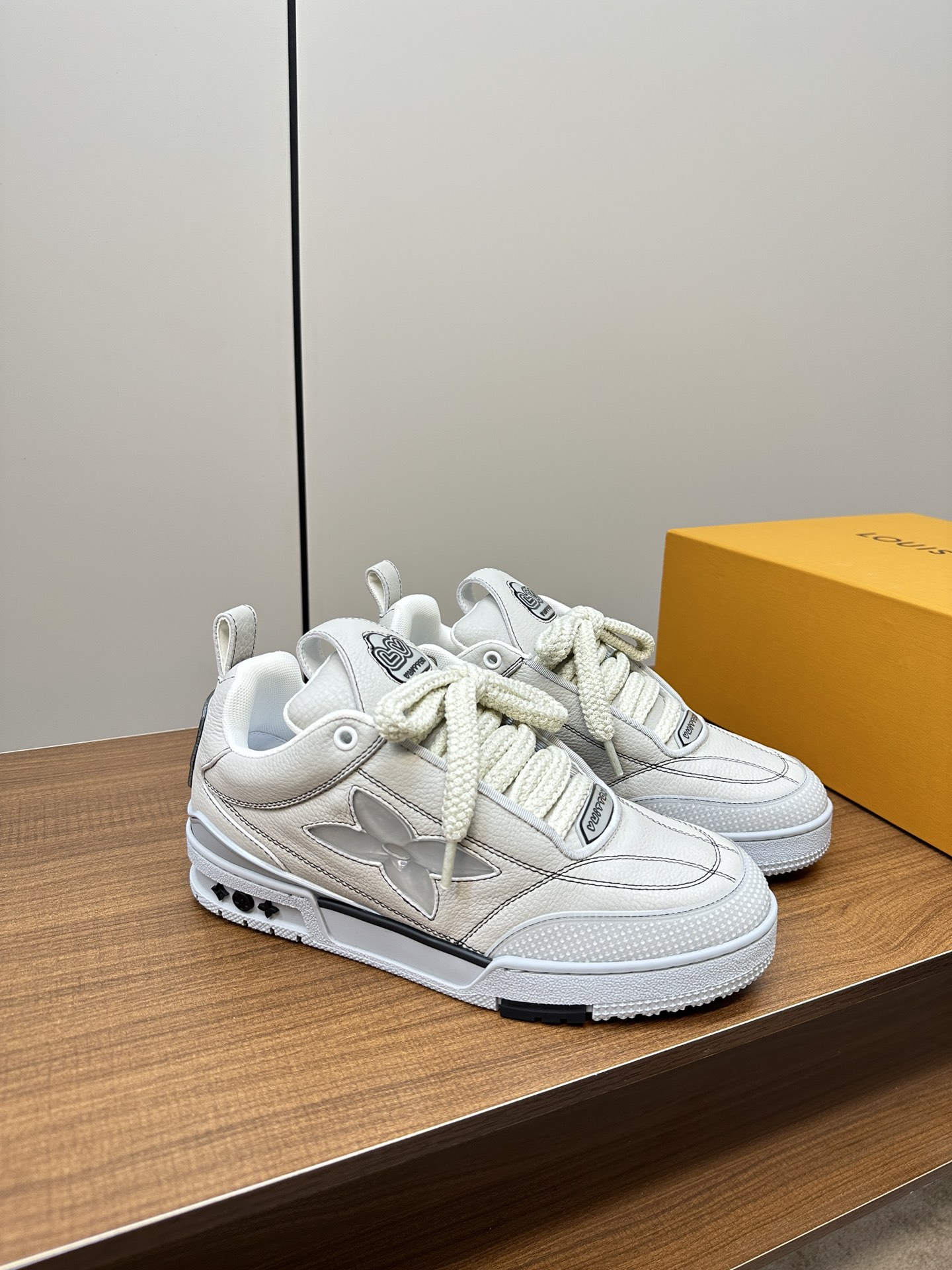 L designfour leaf clover sneakers