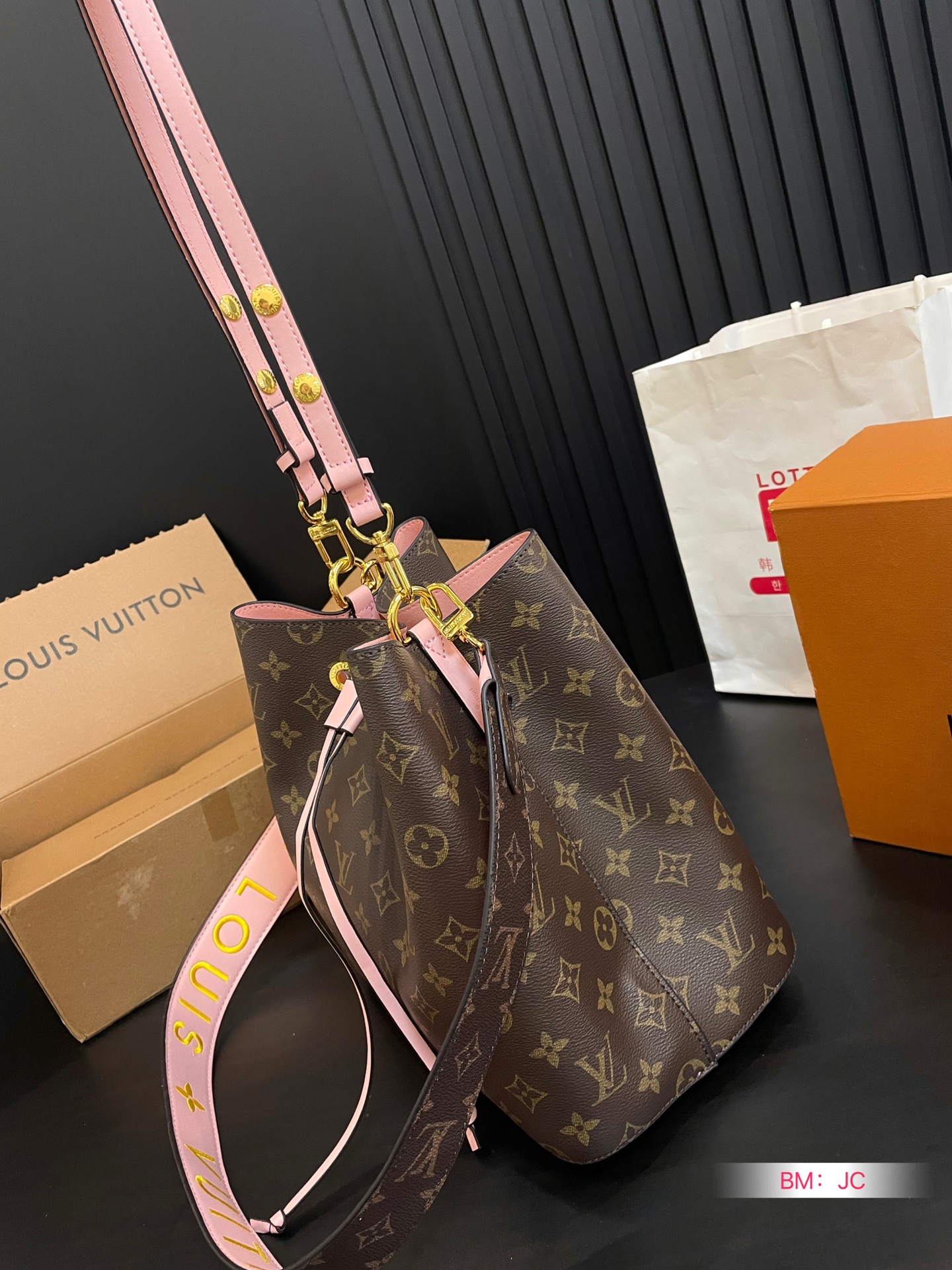 L design  NEONOE bucket leather bag