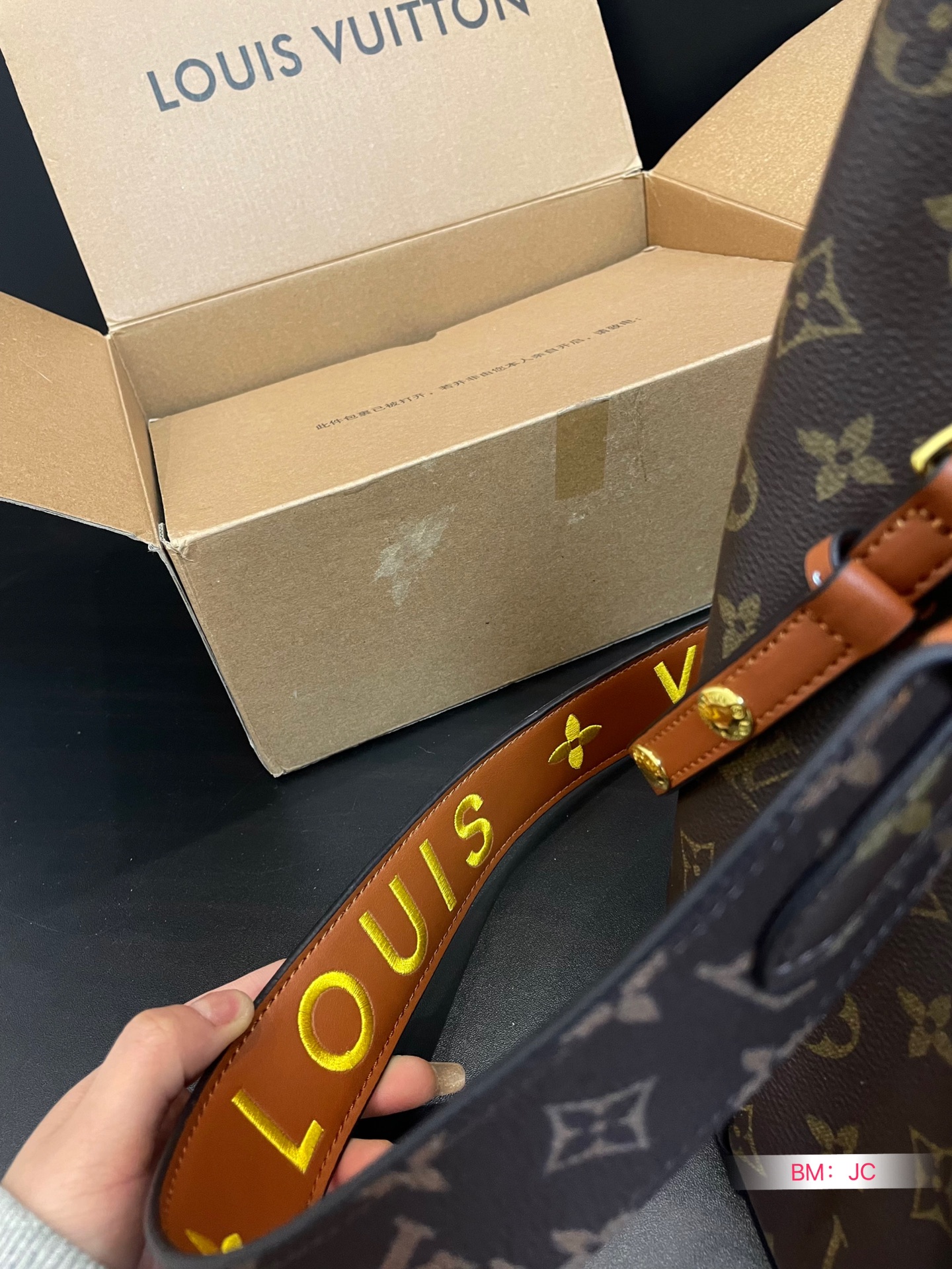 L design  NEONOE bucket leather bag