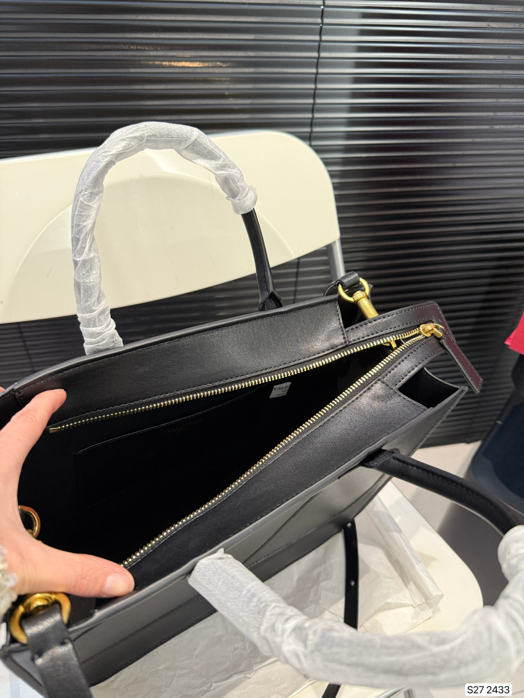 V design classic tote bag