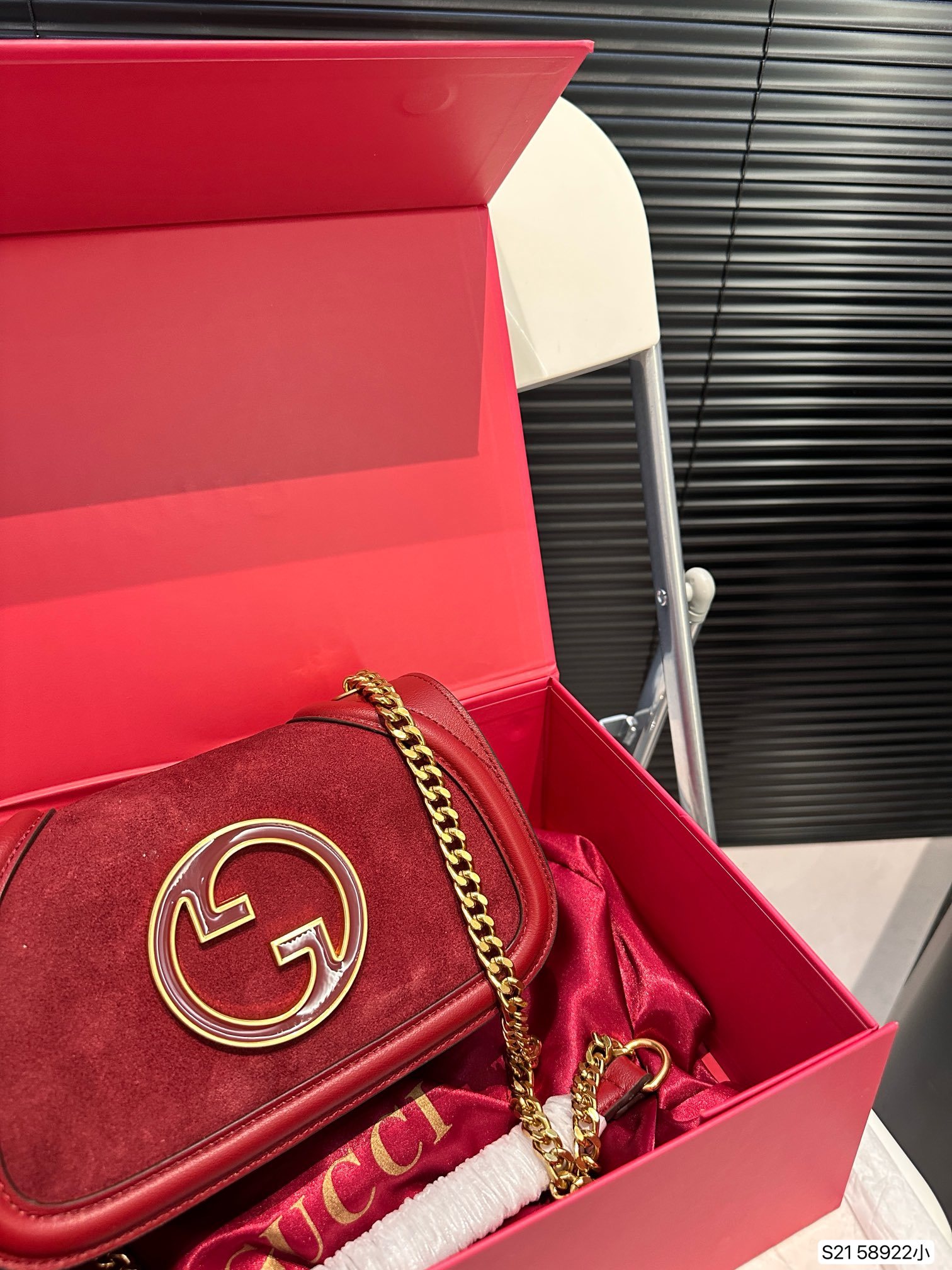 G designs new catwalk model Blondie handbag