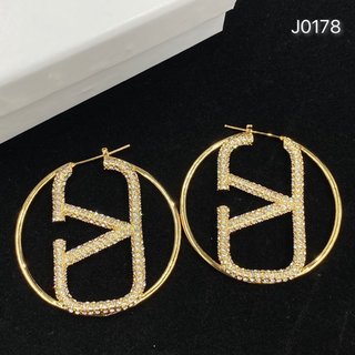 V styleClassic Design Earrings