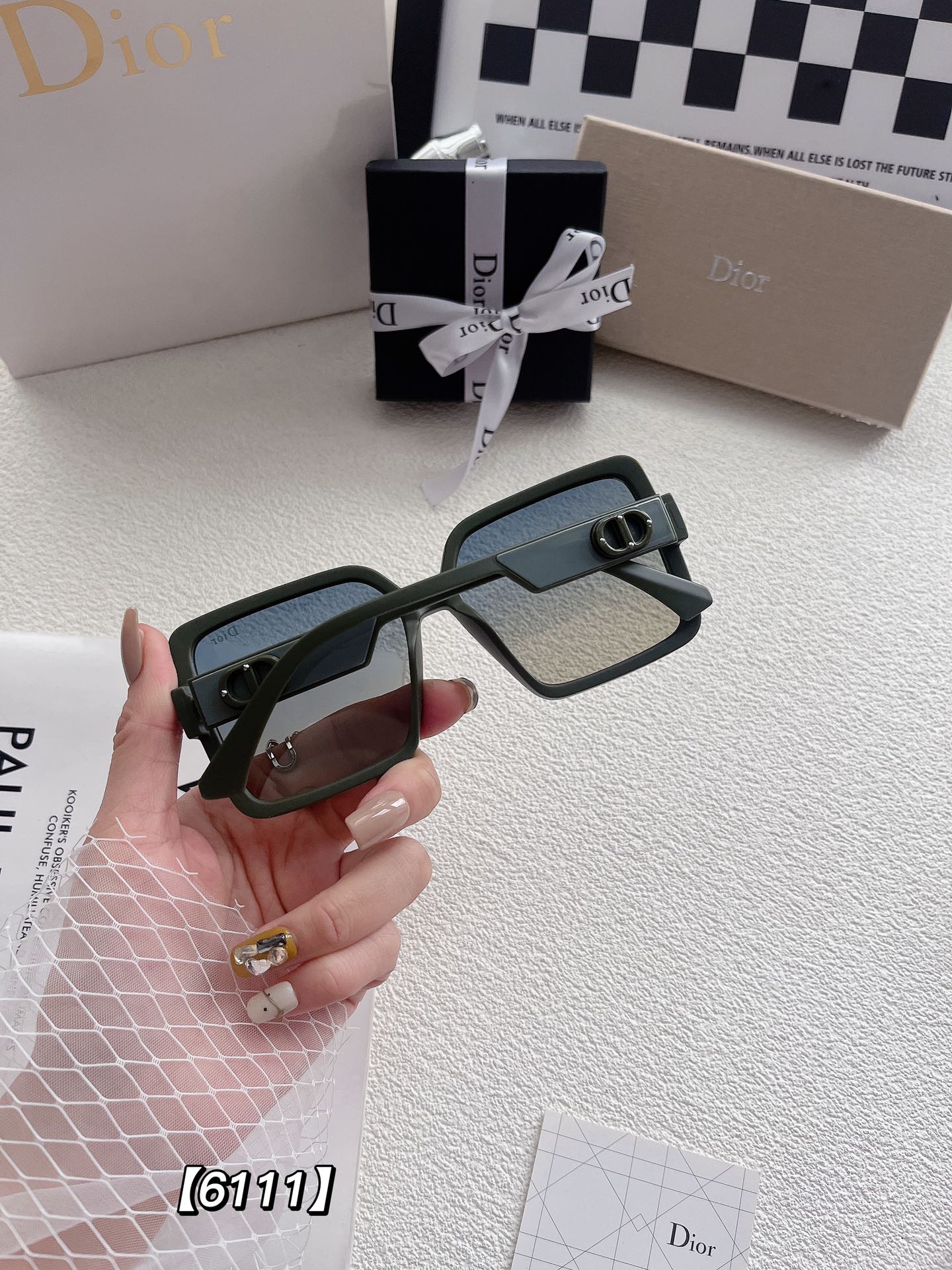 D logo fashion sunglasses