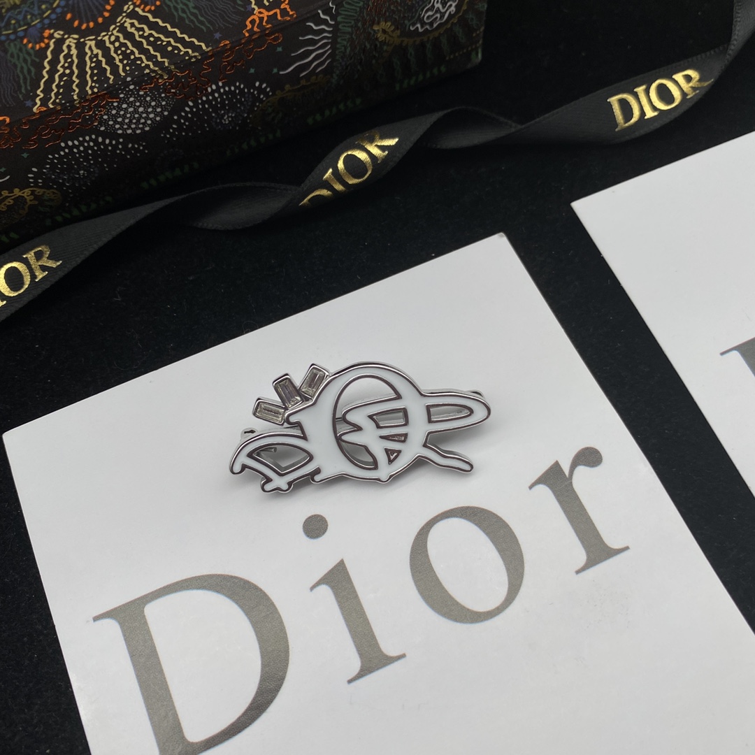 D designletter brooch