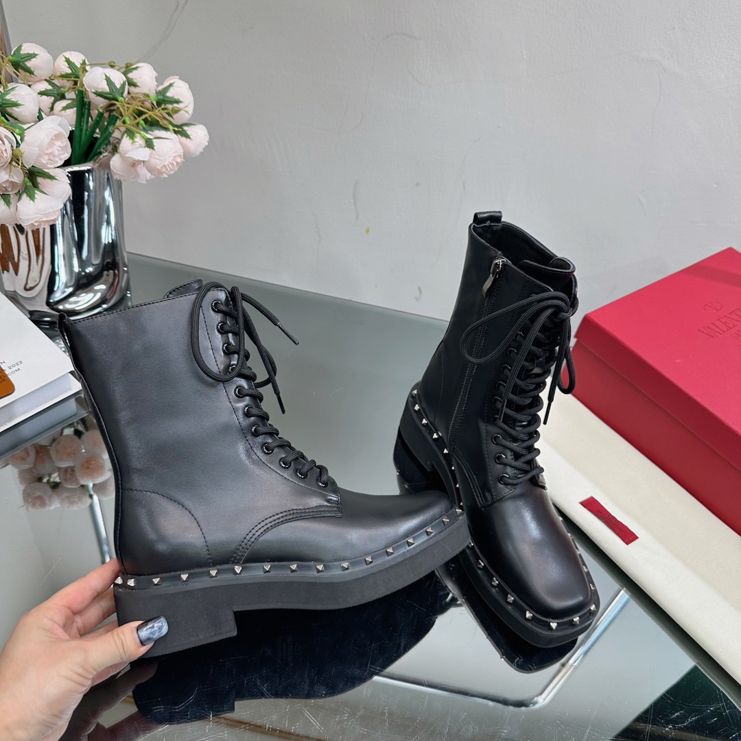 V stylestudded fall and winter must-have new lace-up Martin boots