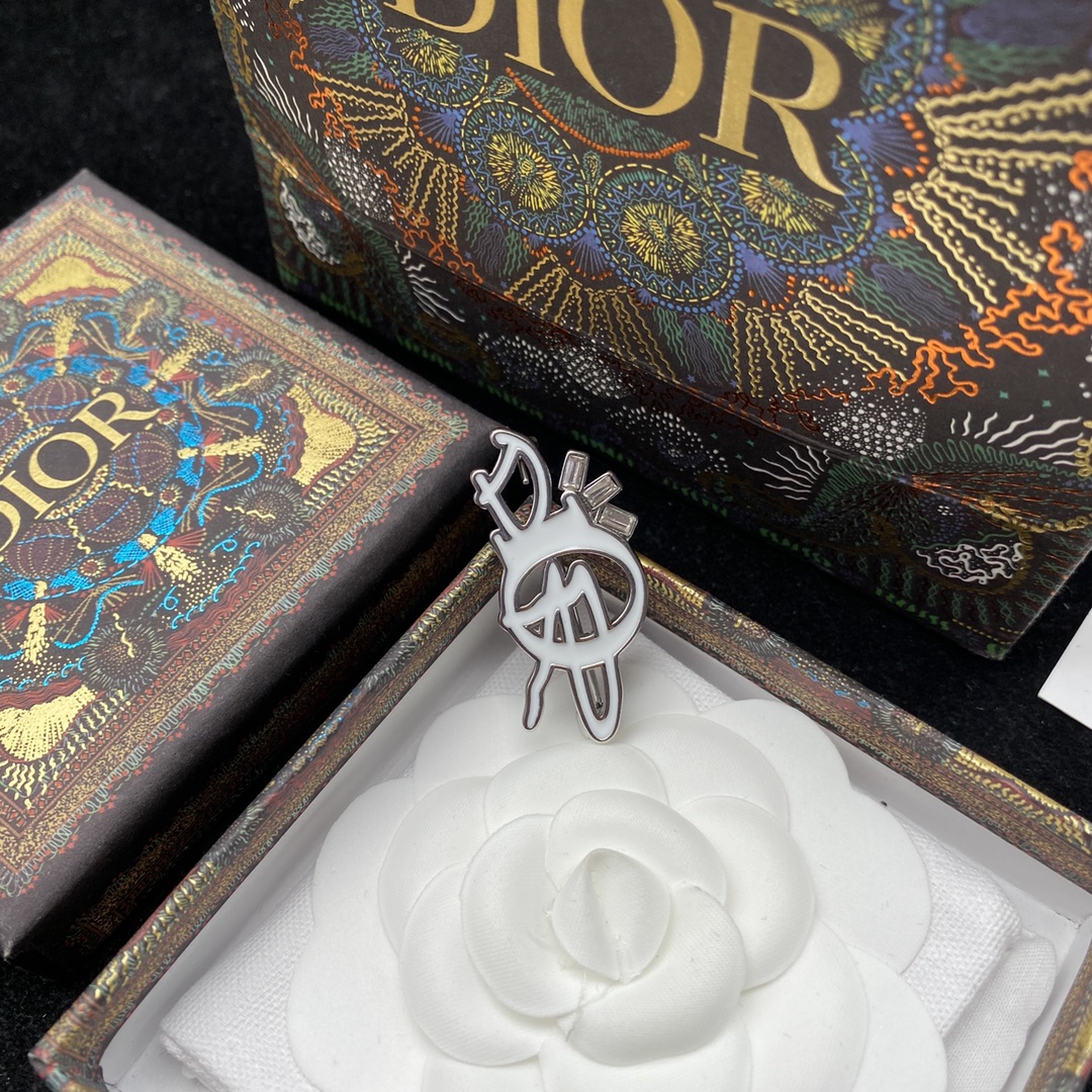 D designletter brooch