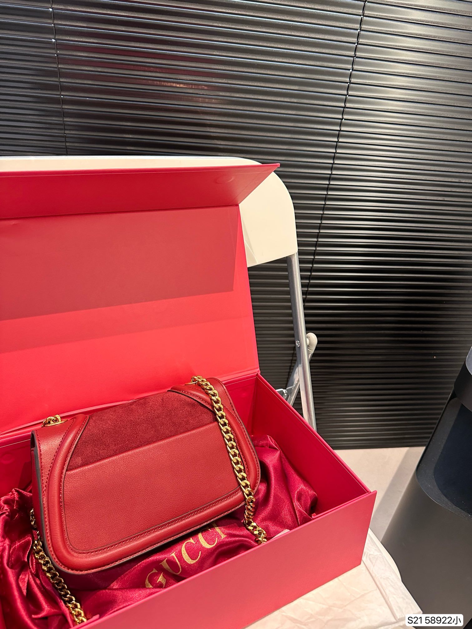 G designs new catwalk model Blondie handbag