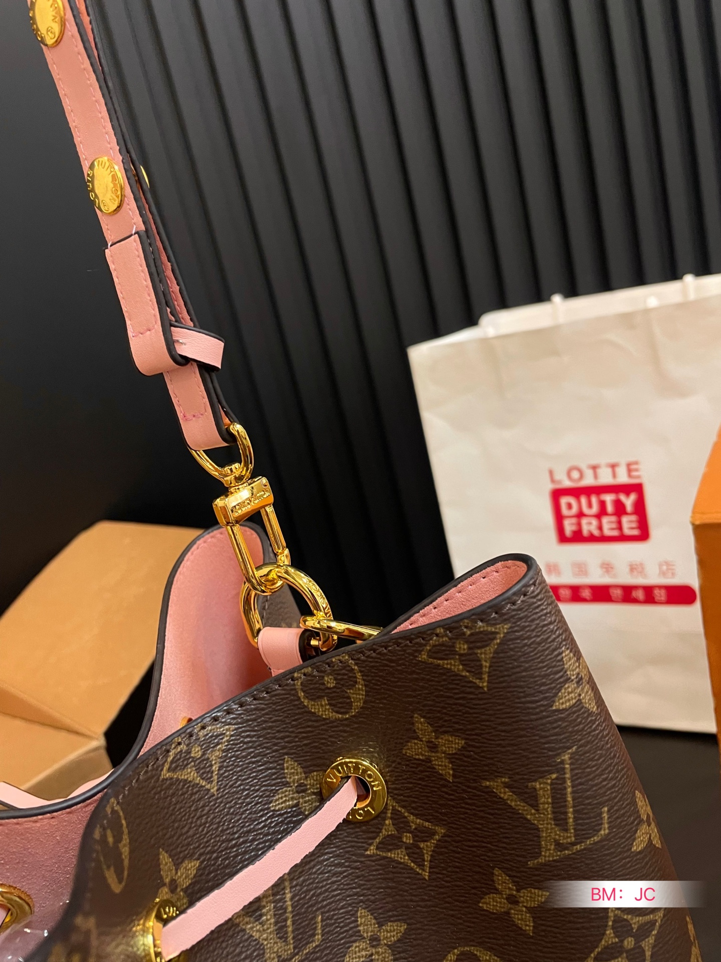 L design  NEONOE bucket leather bag