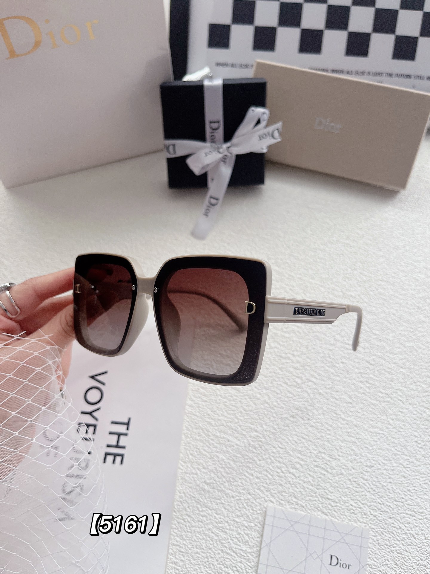 D logo New sunglasses