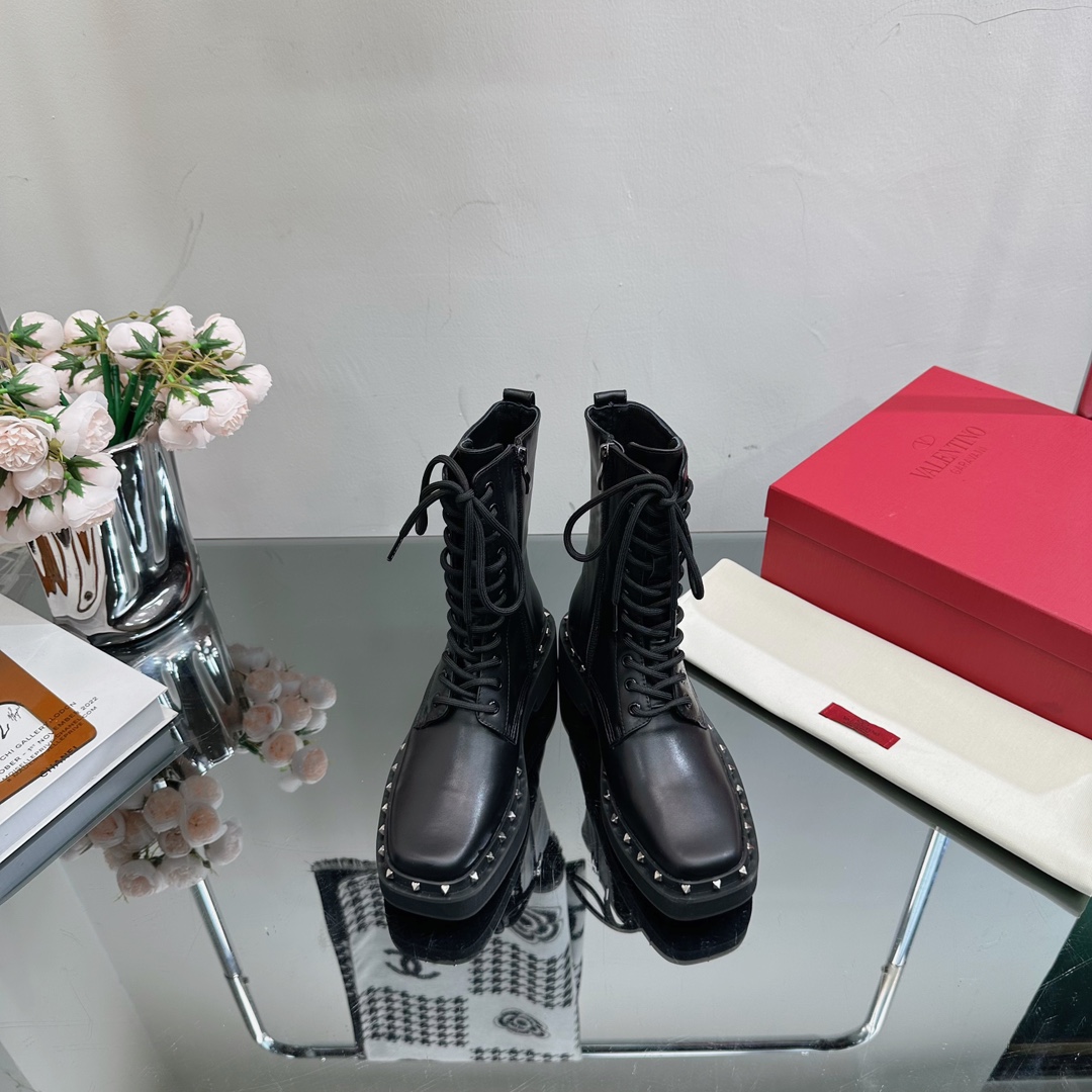 V stylestudded fall and winter must-have new lace-up Martin boots