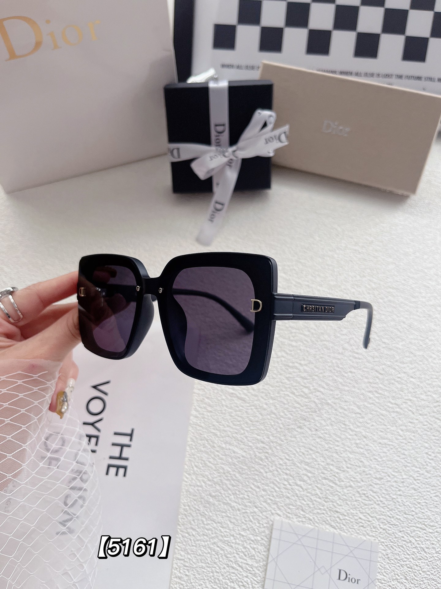 D logo New sunglasses